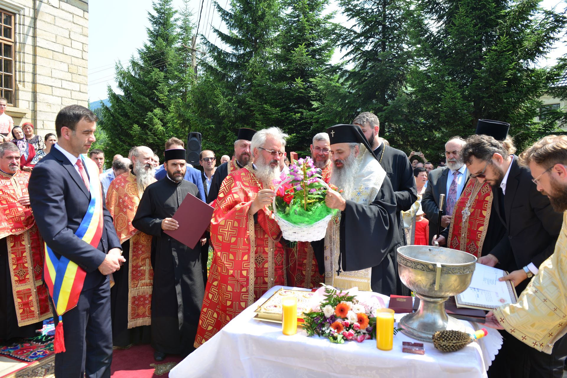 IPS Teofan a sfințit un monument dedicat Patriarhului Nicodim Munteanu