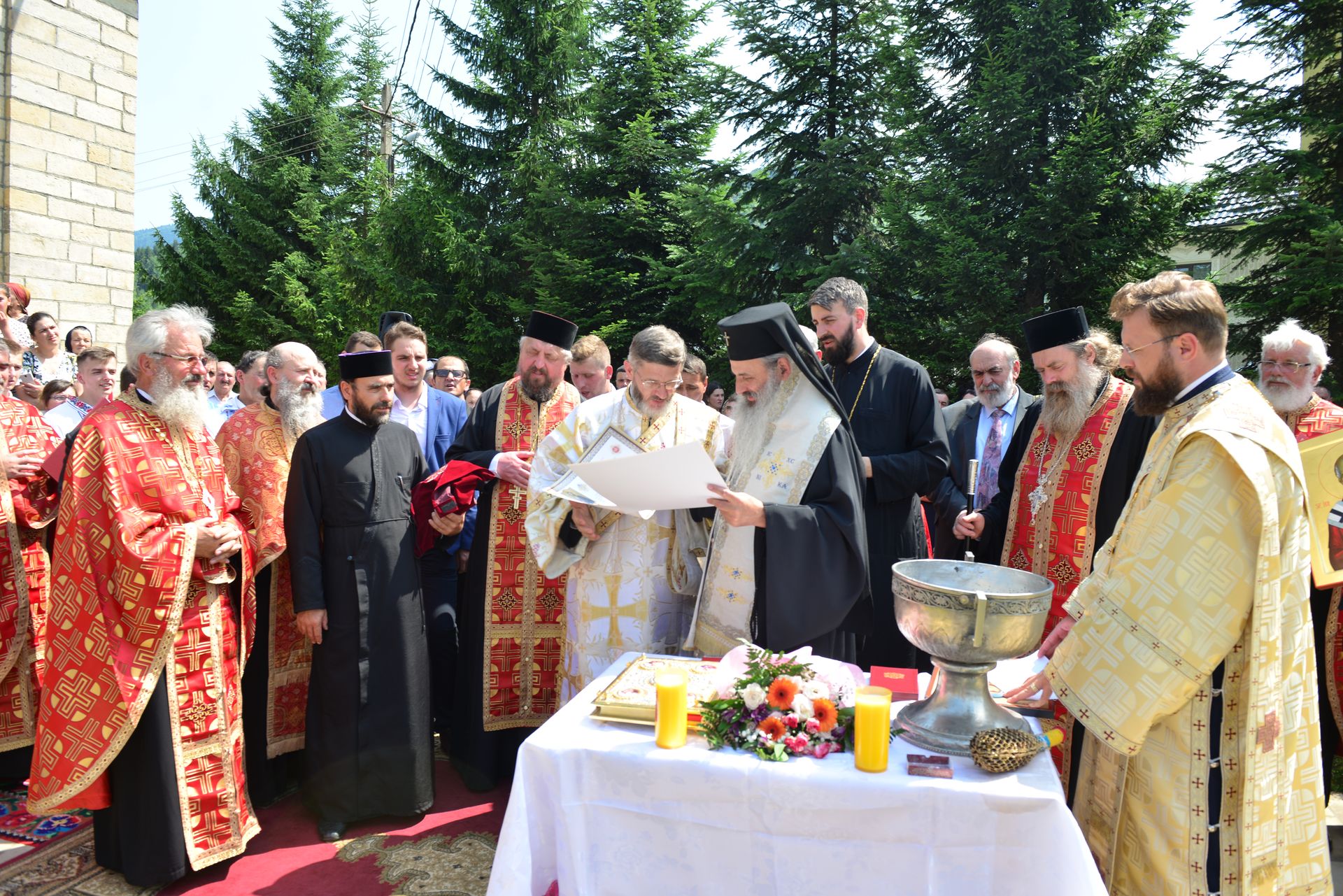 IPS Teofan a sfințit un monument dedicat Patriarhului Nicodim Munteanu