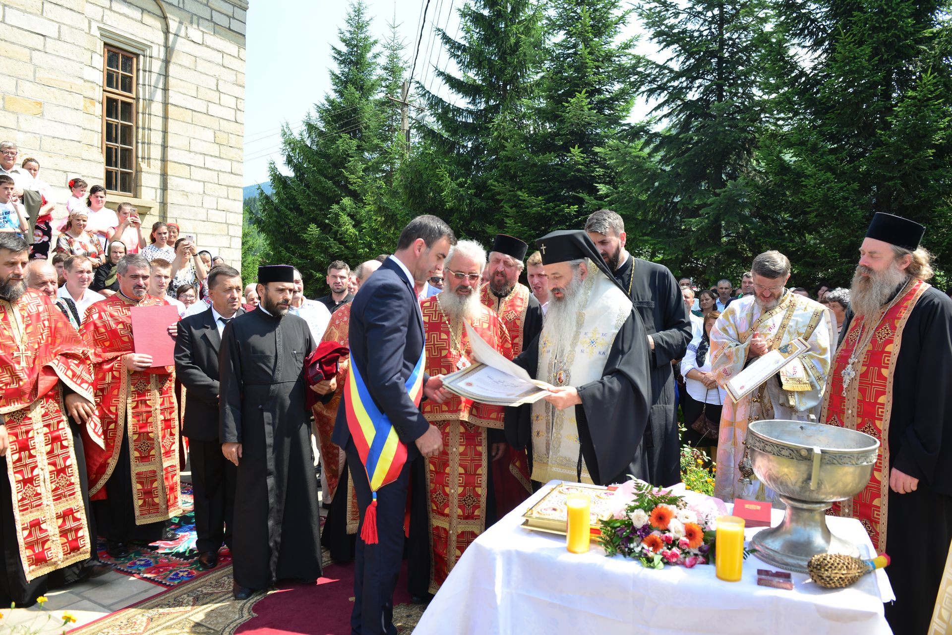 IPS Teofan a sfințit un monument dedicat Patriarhului Nicodim Munteanu