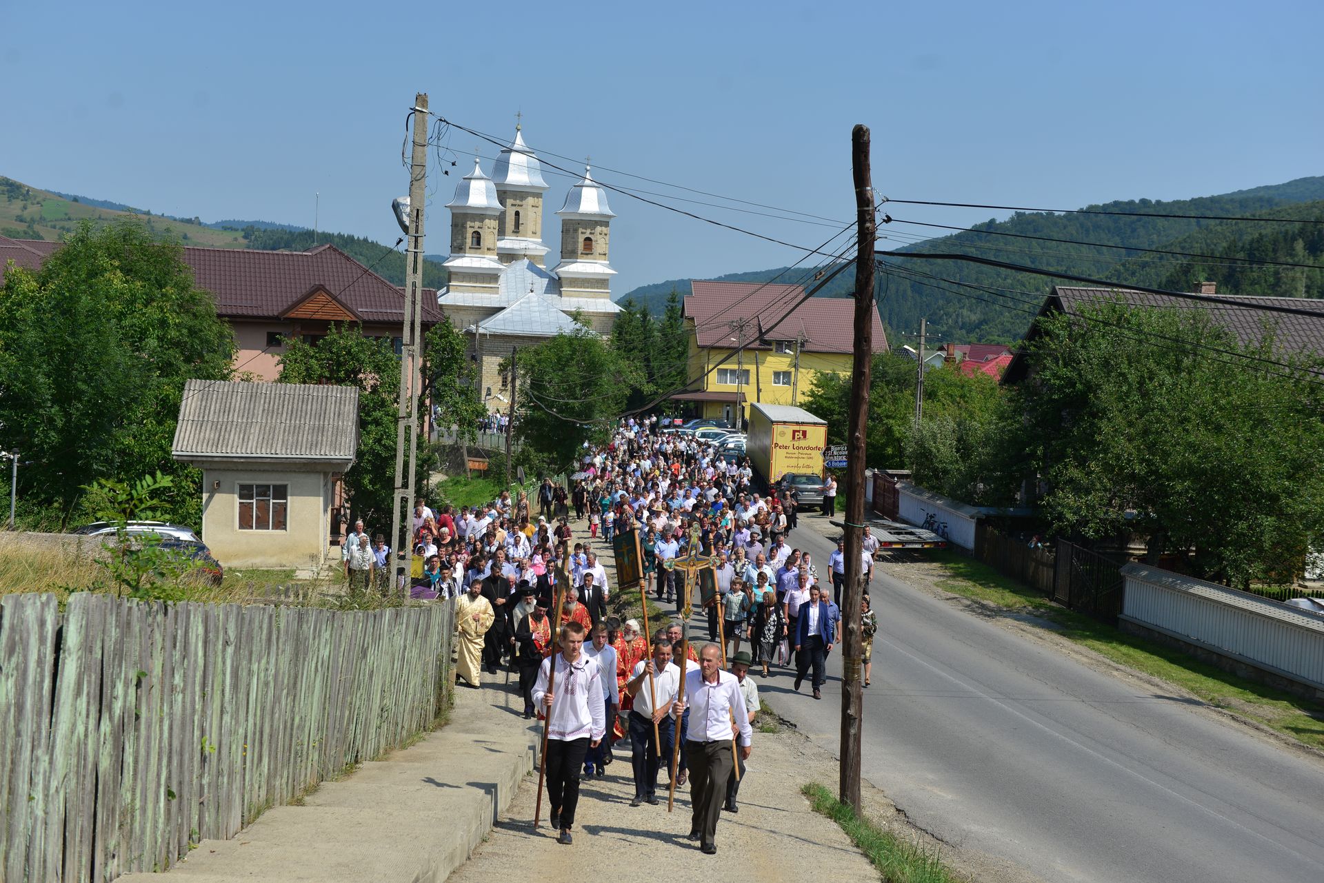 IPS Teofan a sfințit un monument dedicat Patriarhului Nicodim Munteanu