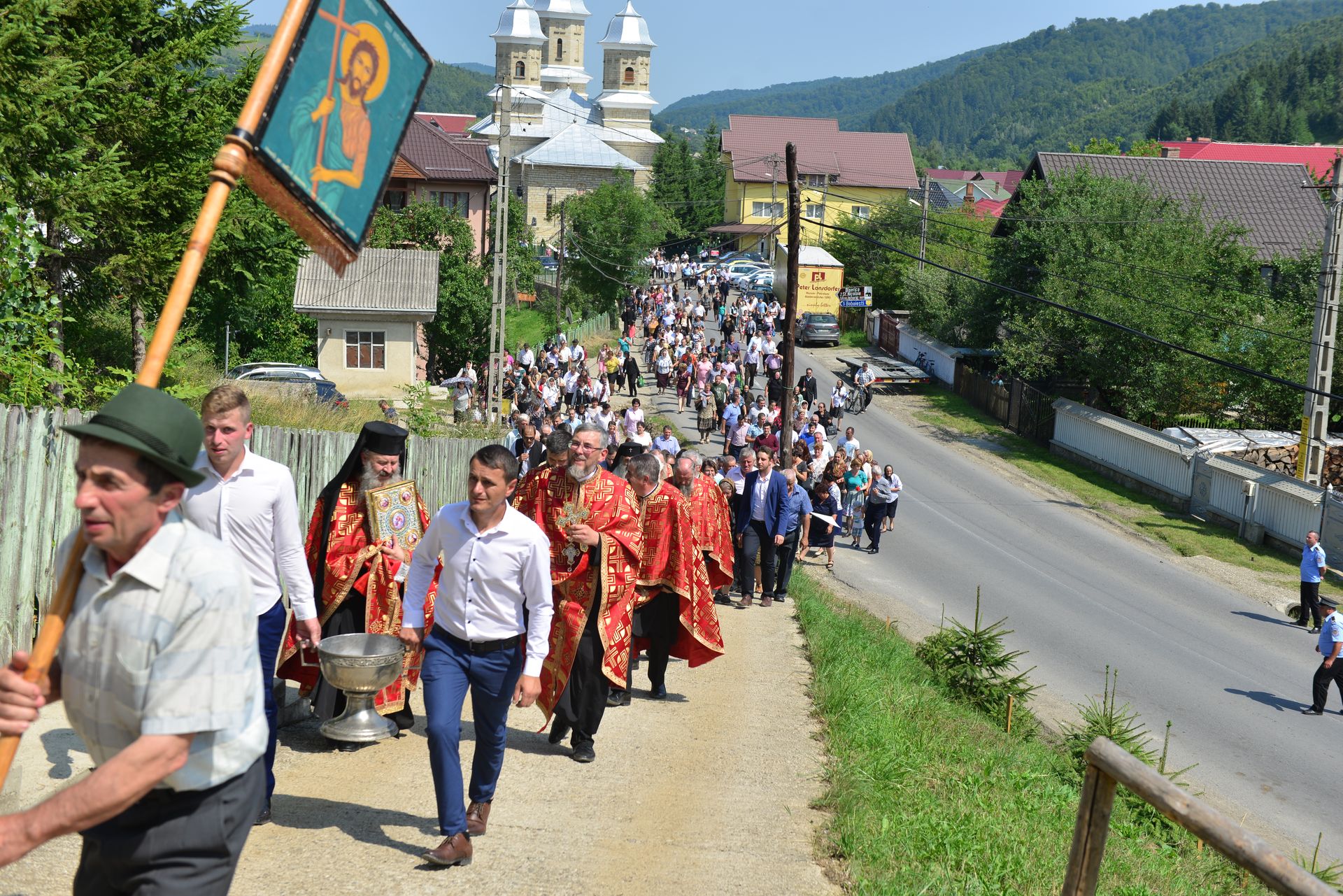 IPS Teofan a sfințit un monument dedicat Patriarhului Nicodim Munteanu