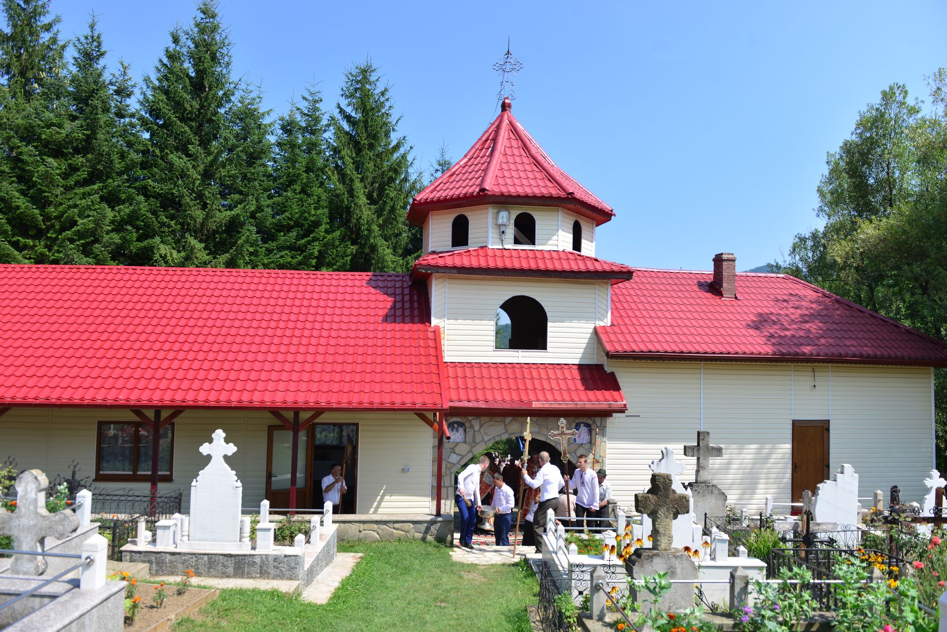 IPS Teofan a sfințit un monument dedicat Patriarhului Nicodim Munteanu