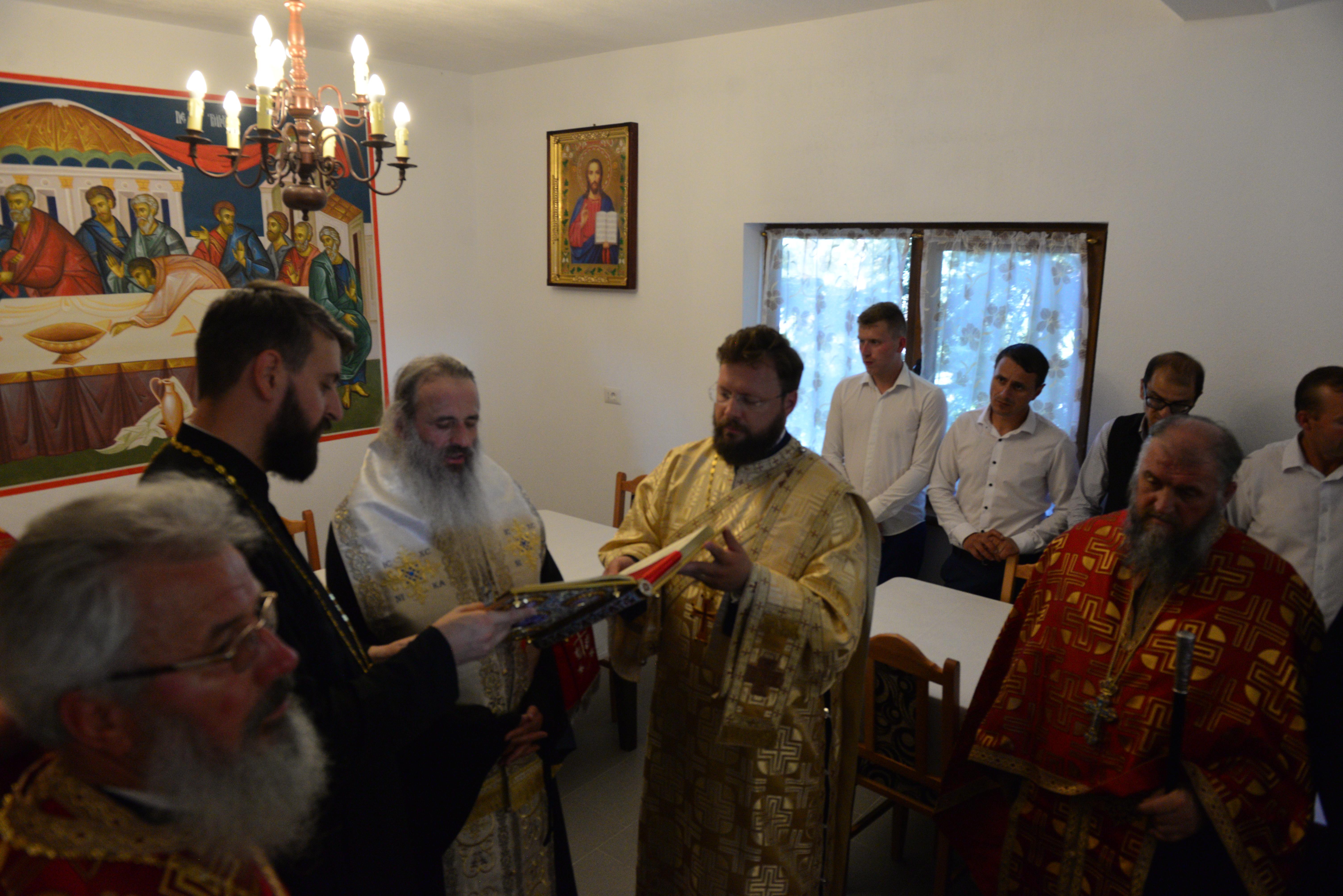 IPS Teofan a sfințit un monument dedicat Patriarhului Nicodim Munteanu