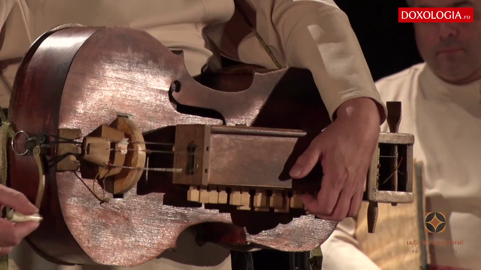 (Video) Un om trăiește pe pământ - cântare duhovnicească