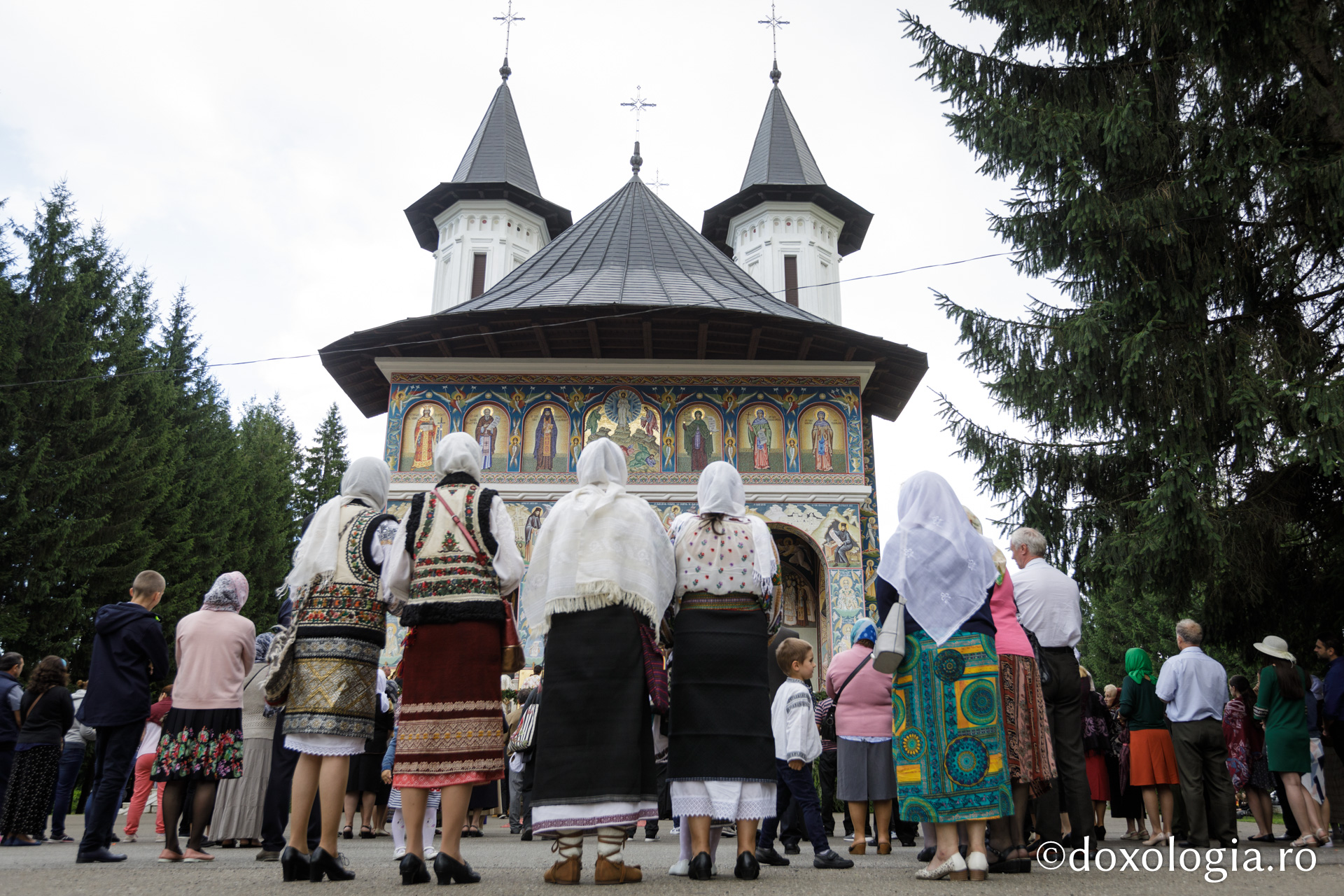(Foto) Slujbă de priveghere în cinstea Sfântului Cuvios Ioan Iacob de la Neamț