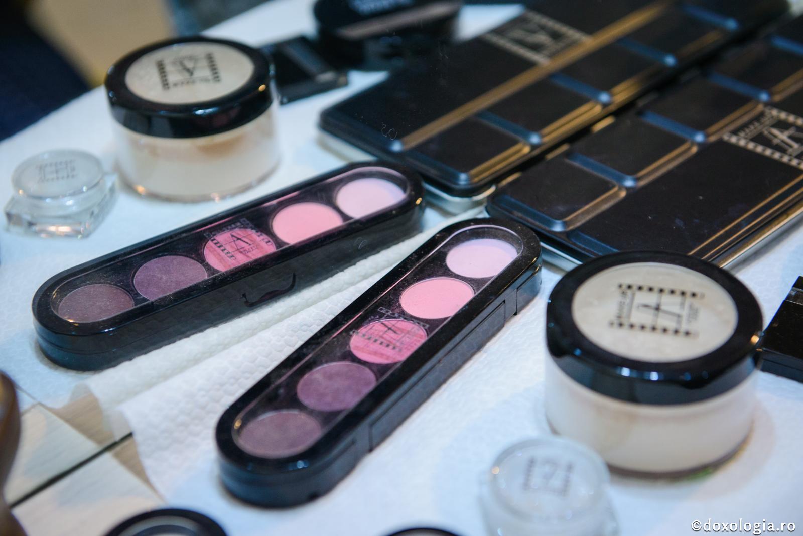 Nu încurajaţi interesul fetițelor pentru cosmetice