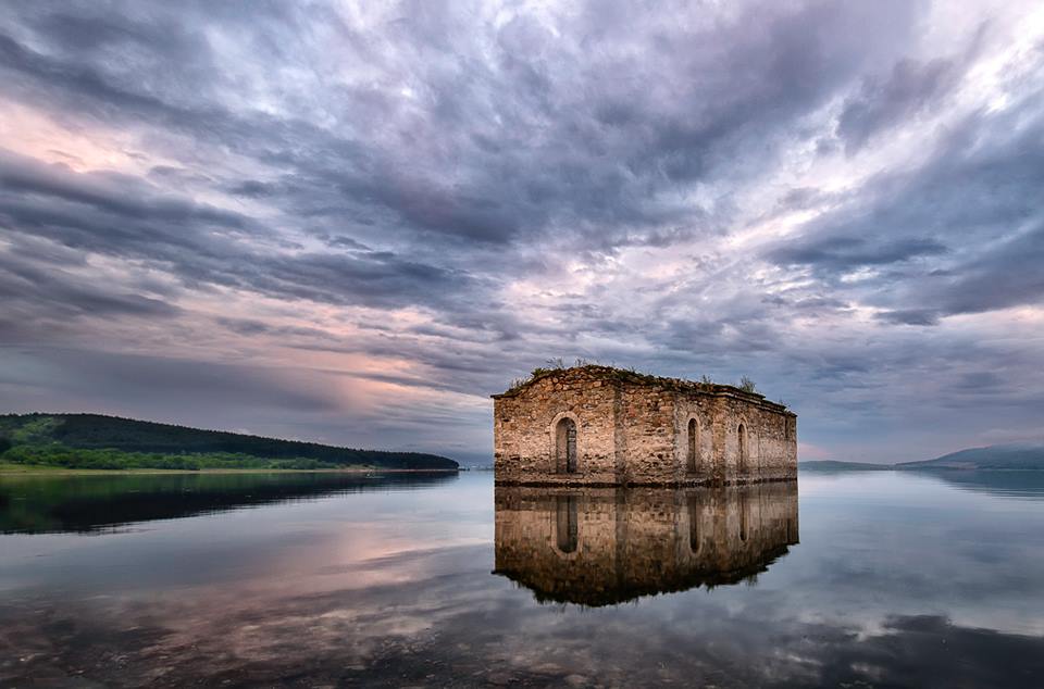 Prima slujbă după 56 de ani, în Biserica scufundată din Zapalnia (Bulgaria)