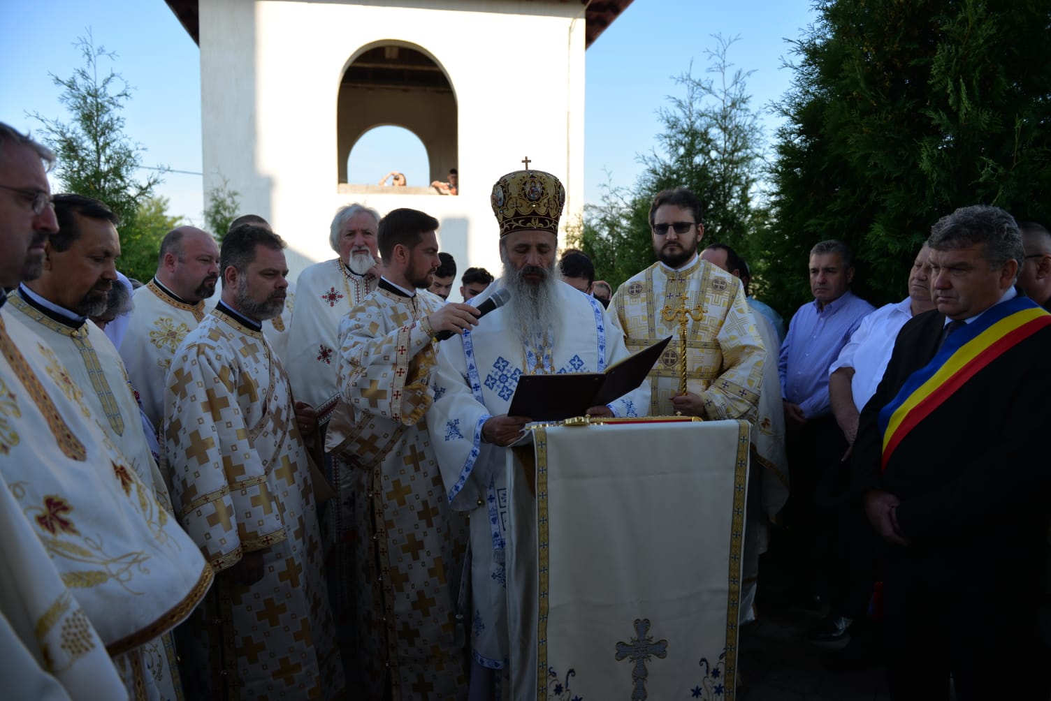 foto: Bogdan Bulgariu Biserica din Rediu – Ruginoasa a fost sfințită de Mitropolitul Moldovei și Bucovinei