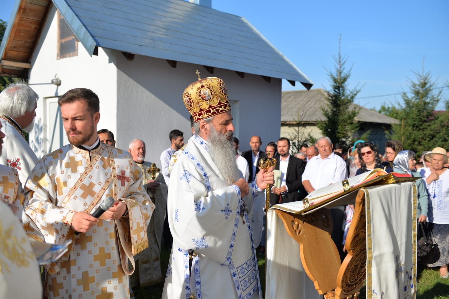 foto: Bogdan Bulgariu Biserica din Rediu – Ruginoasa a fost sfințită de Mitropolitul Moldovei și Bucovinei