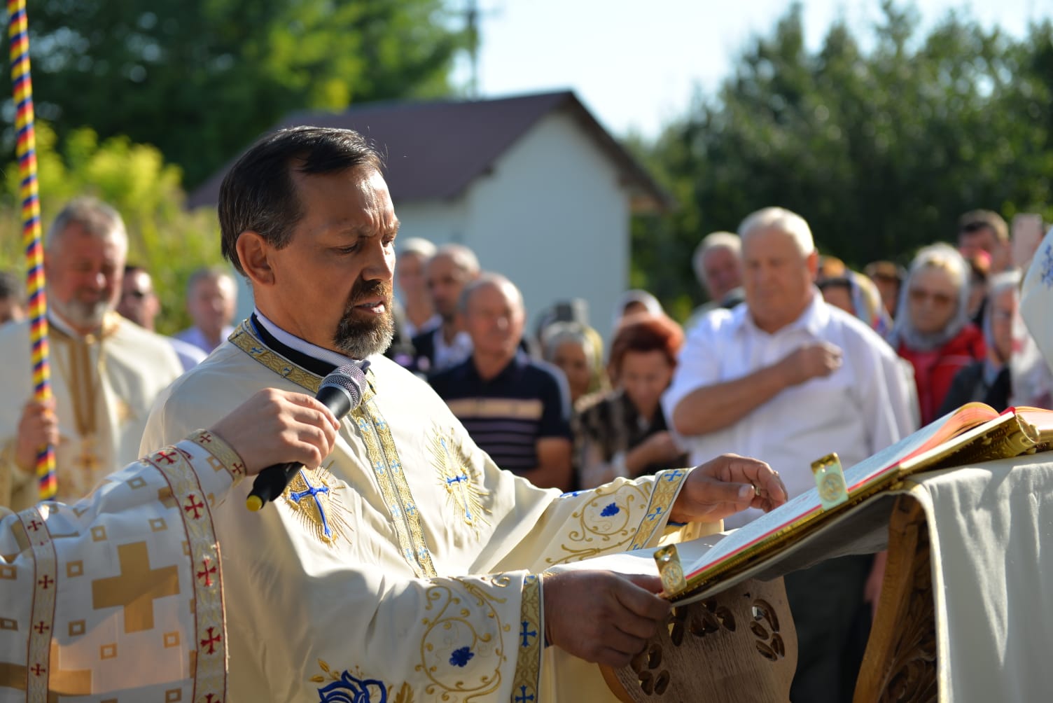 foto: Bogdan Bulgariu Biserica din Rediu – Ruginoasa a fost sfințită de Mitropolitul Moldovei și Bucovinei
