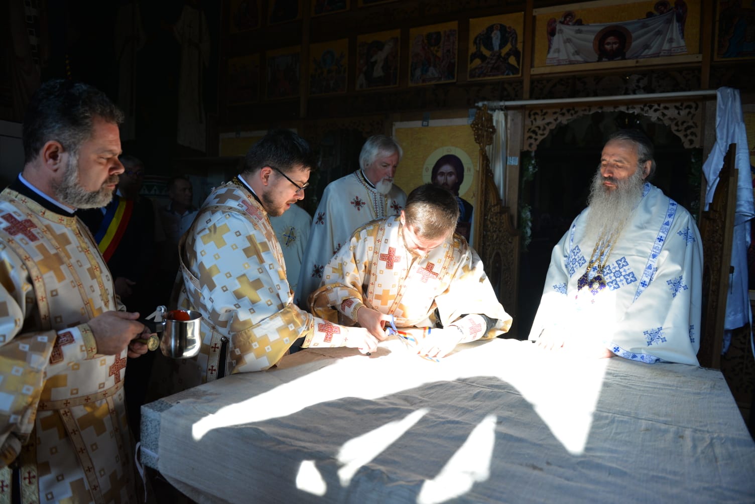 foto: Bogdan Bulgariu Biserica din Rediu – Ruginoasa a fost sfințită de Mitropolitul Moldovei și Bucovinei