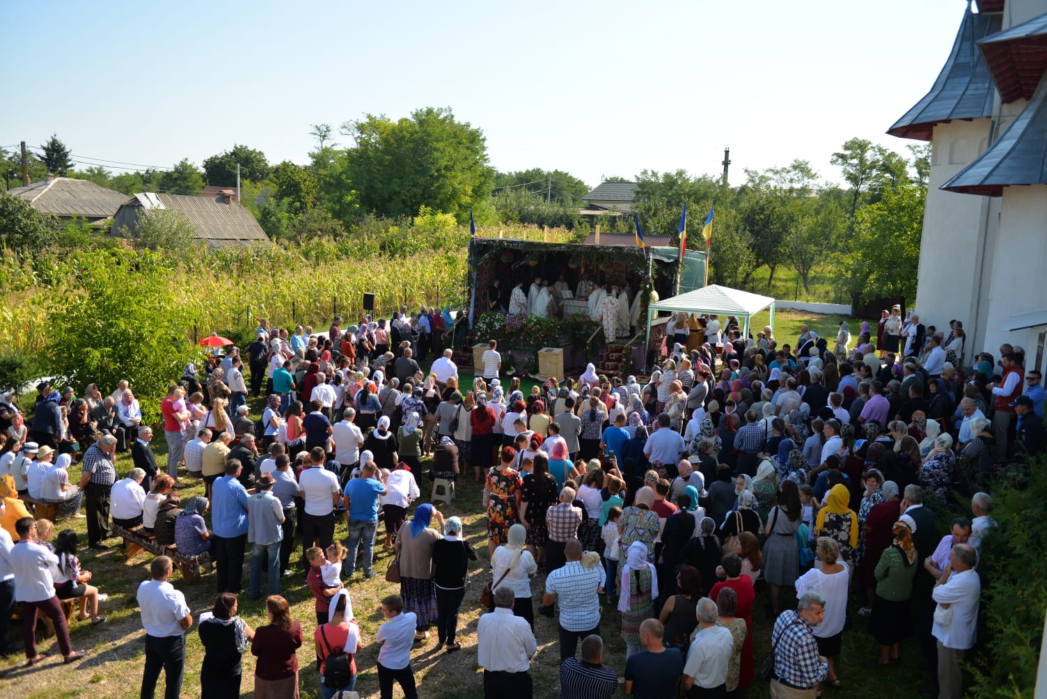 foto: Bogdan Bulgariu Biserica din Rediu – Ruginoasa a fost sfințită de Mitropolitul Moldovei și Bucovinei
