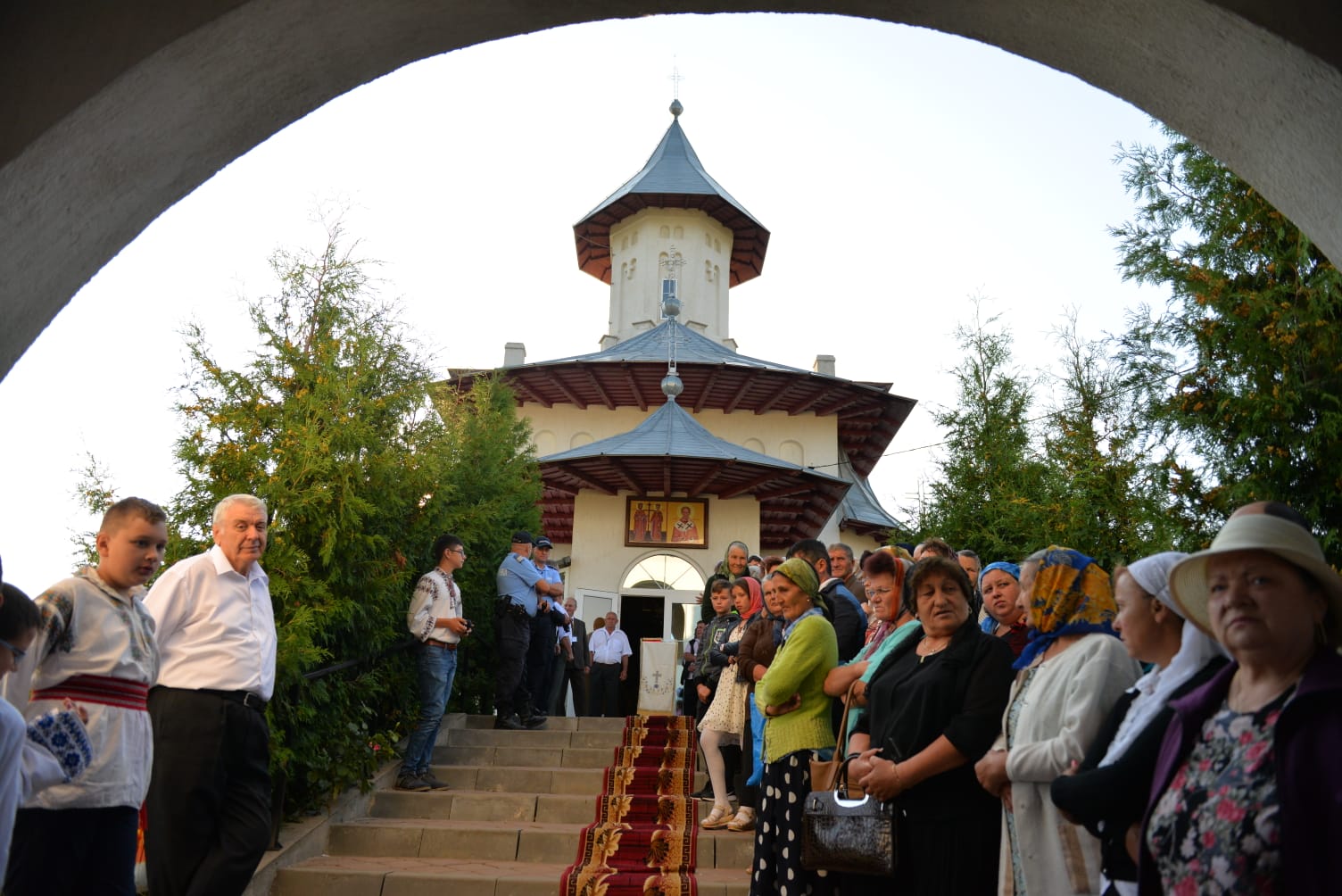 foto: Bogdan Bulgariu Biserica din Rediu – Ruginoasa a fost sfințită de Mitropolitul Moldovei și Bucovinei