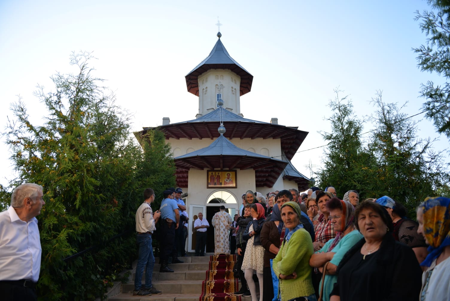 foto: Bogdan Bulgariu Biserica din Rediu – Ruginoasa a fost sfințită de Mitropolitul Moldovei și Bucovinei
