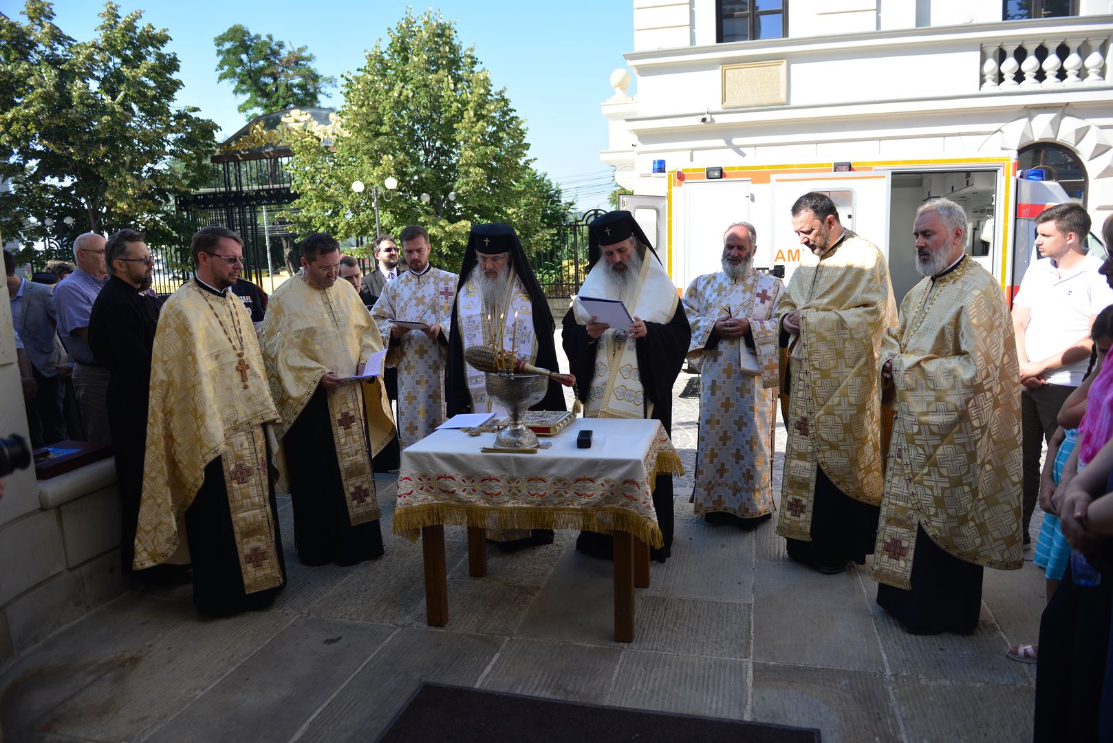 Fundația medicală Providența Iași a primit două ambulanțe de la Crucea Roșie din Bavaria