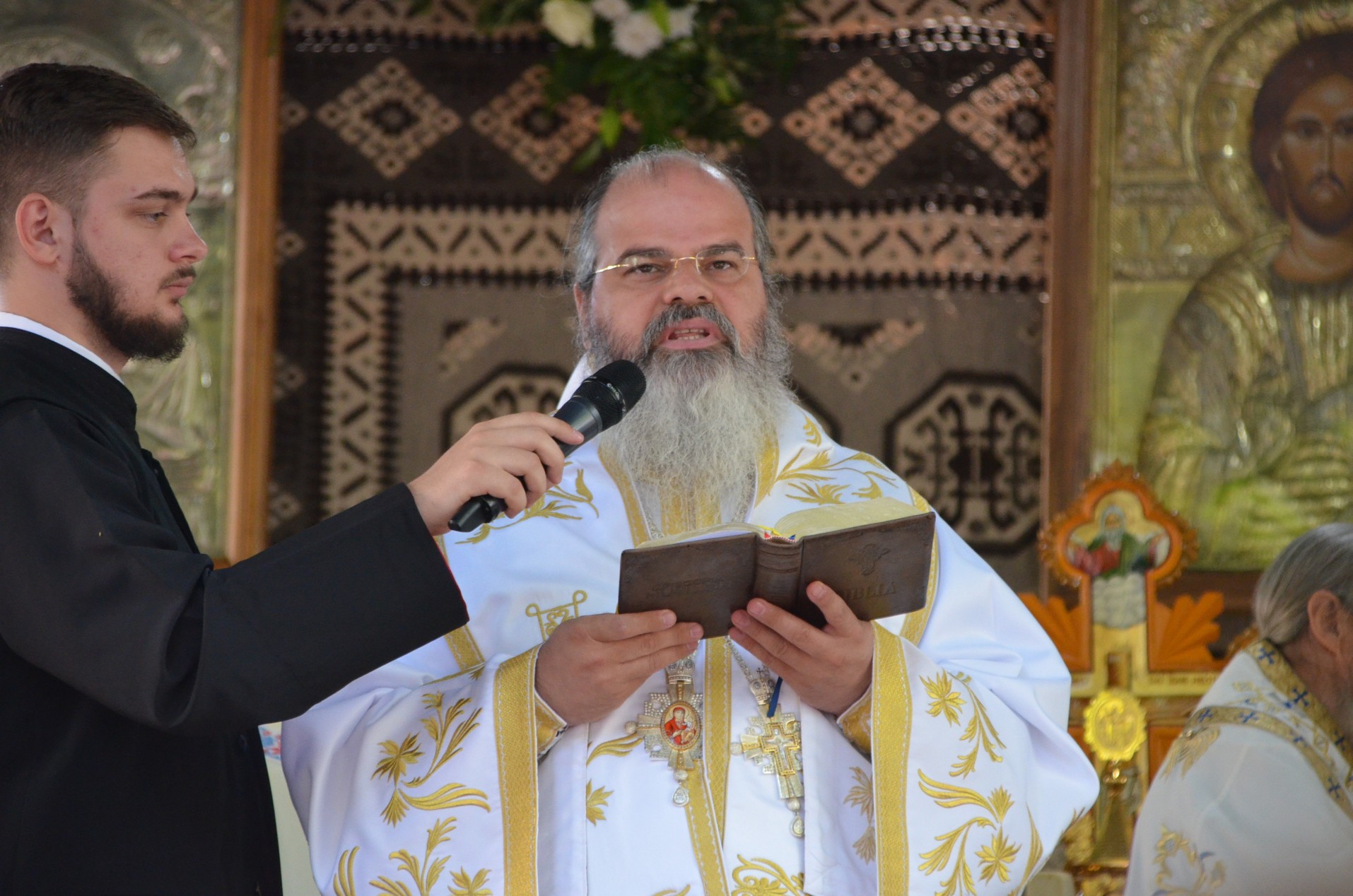 IPS Arhiepiscop Pimen, la împlinirea a 90 de ani: „Sunt copilul răsfățat al bucovinenilor!”