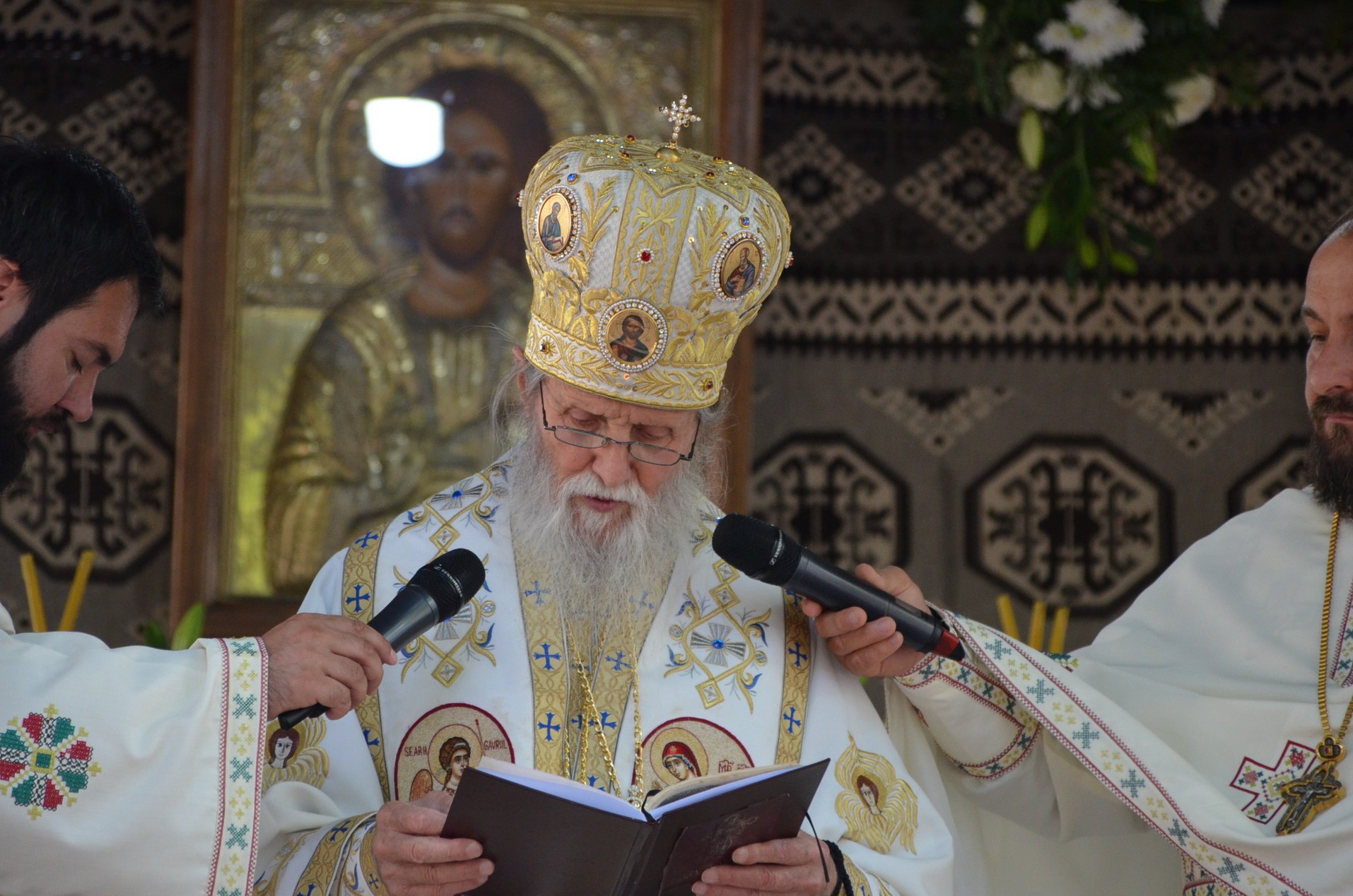 IPS Arhiepiscop Pimen, la împlinirea a 90 de ani: „Sunt copilul răsfățat al bucovinenilor!”