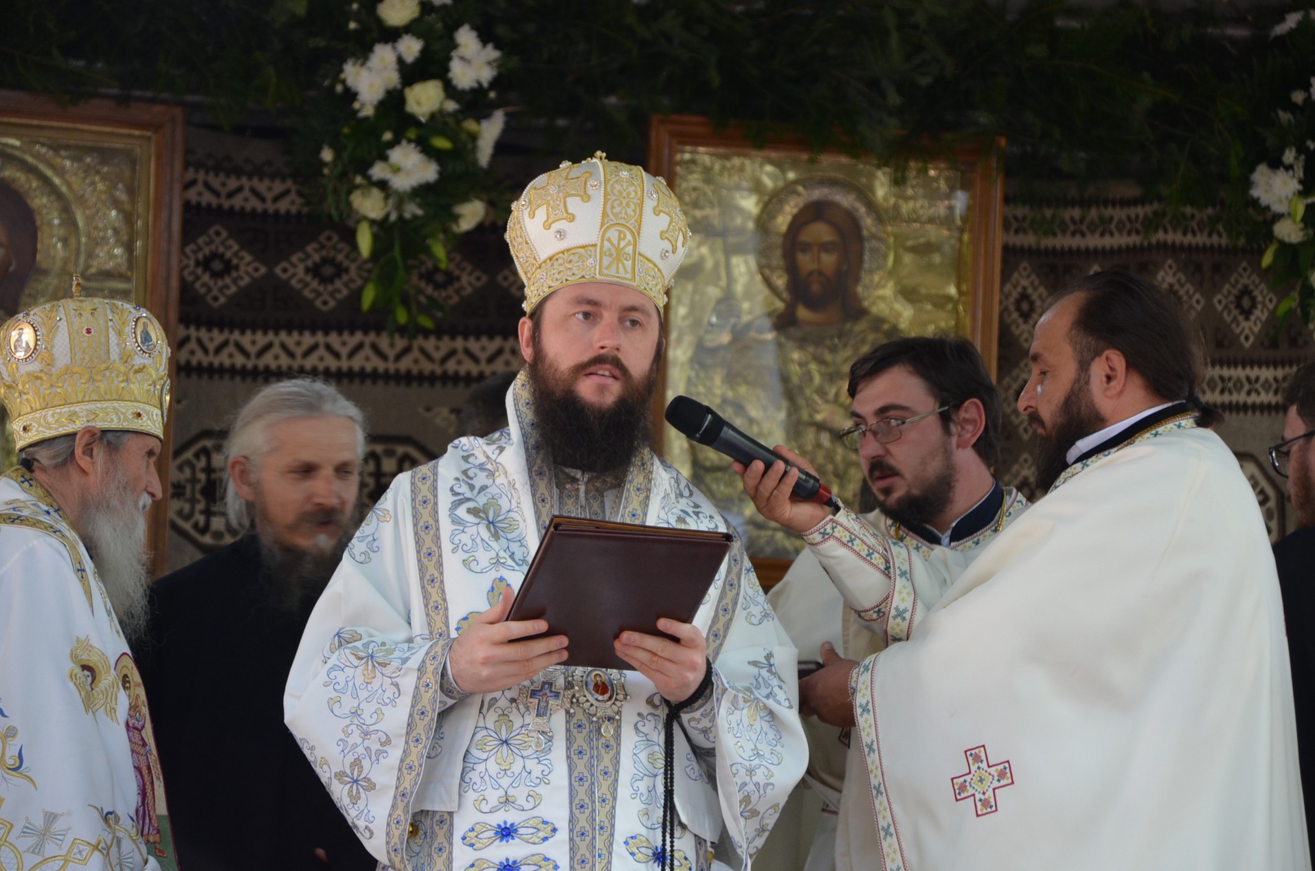 IPS Arhiepiscop Pimen, la împlinirea a 90 de ani: „Sunt copilul răsfățat al bucovinenilor!”