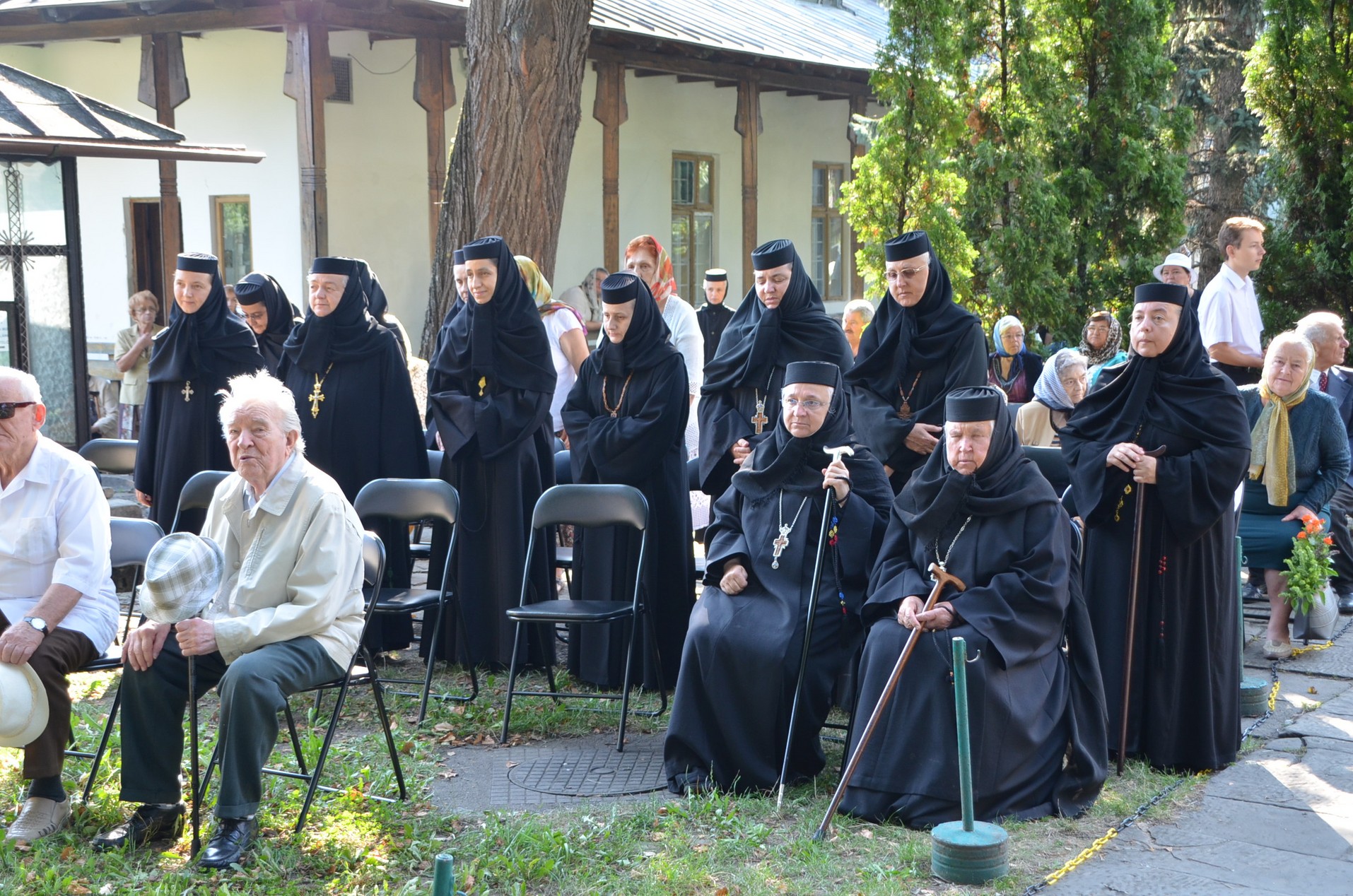 IPS Arhiepiscop Pimen, la împlinirea a 90 de ani: „Sunt copilul răsfățat al bucovinenilor!”