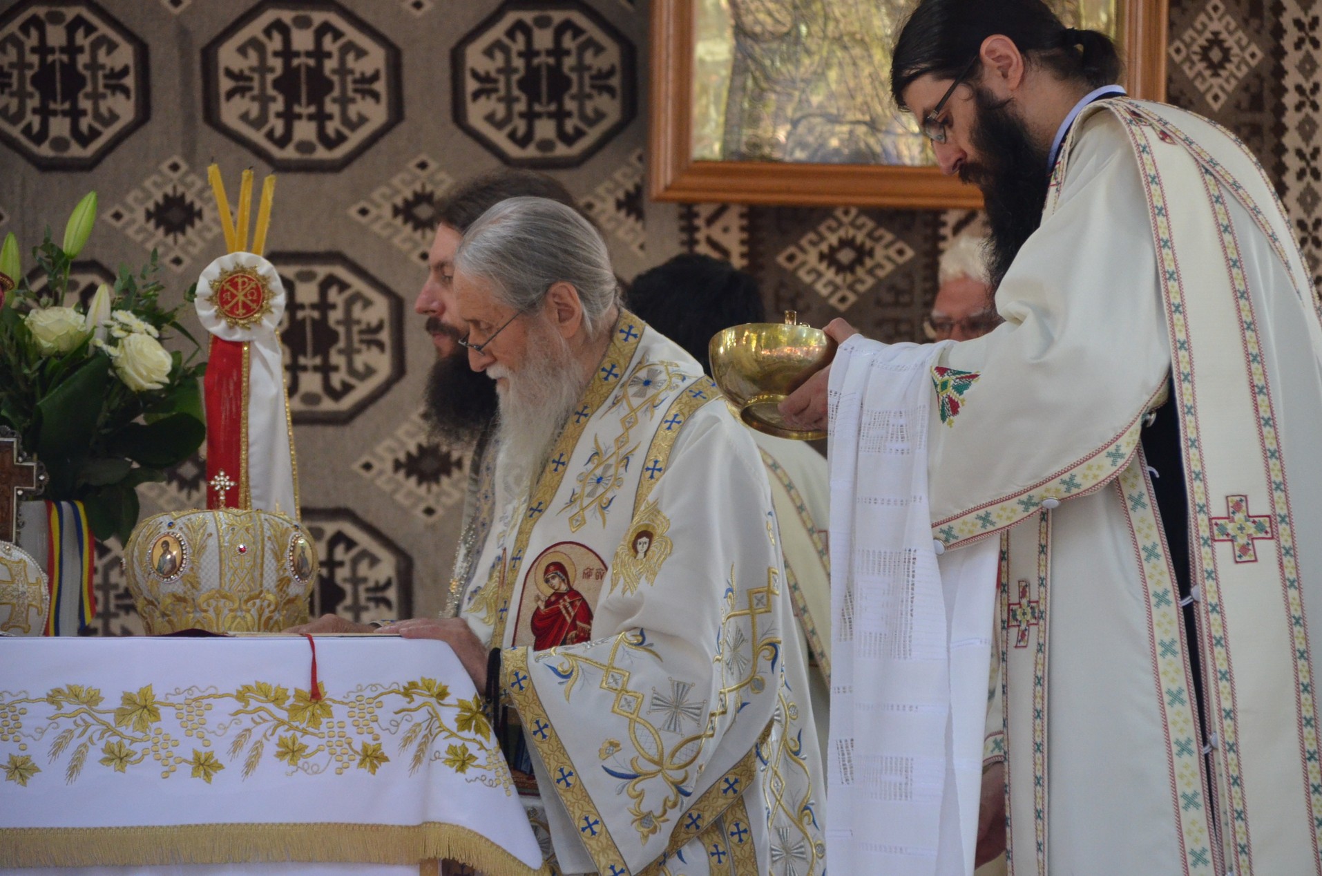 IPS Arhiepiscop Pimen, la împlinirea a 90 de ani: „Sunt copilul răsfățat al bucovinenilor!”