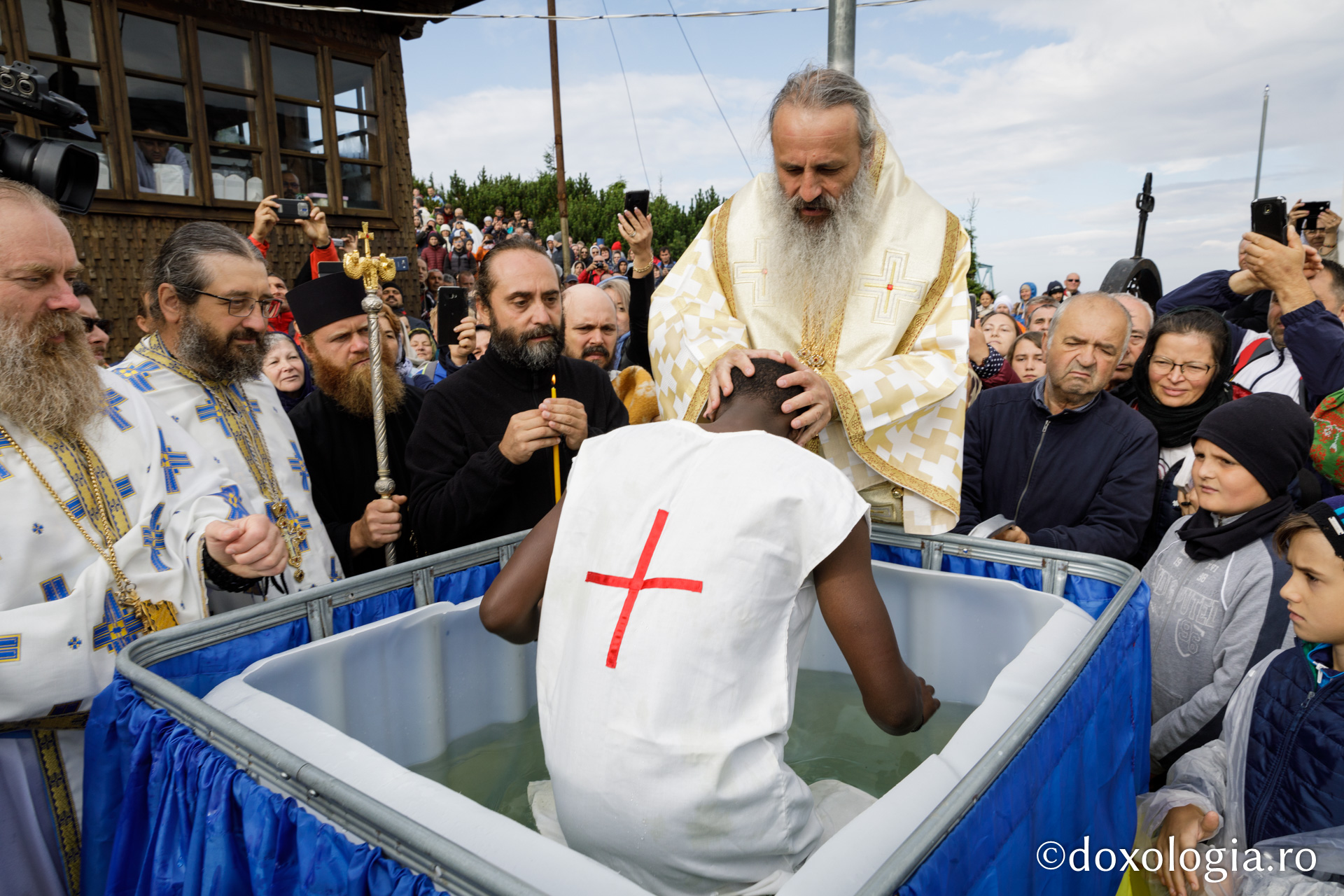 Un tânăr din Rwanda – Africa a primit Taina Botezului pe Muntele Ceahlău