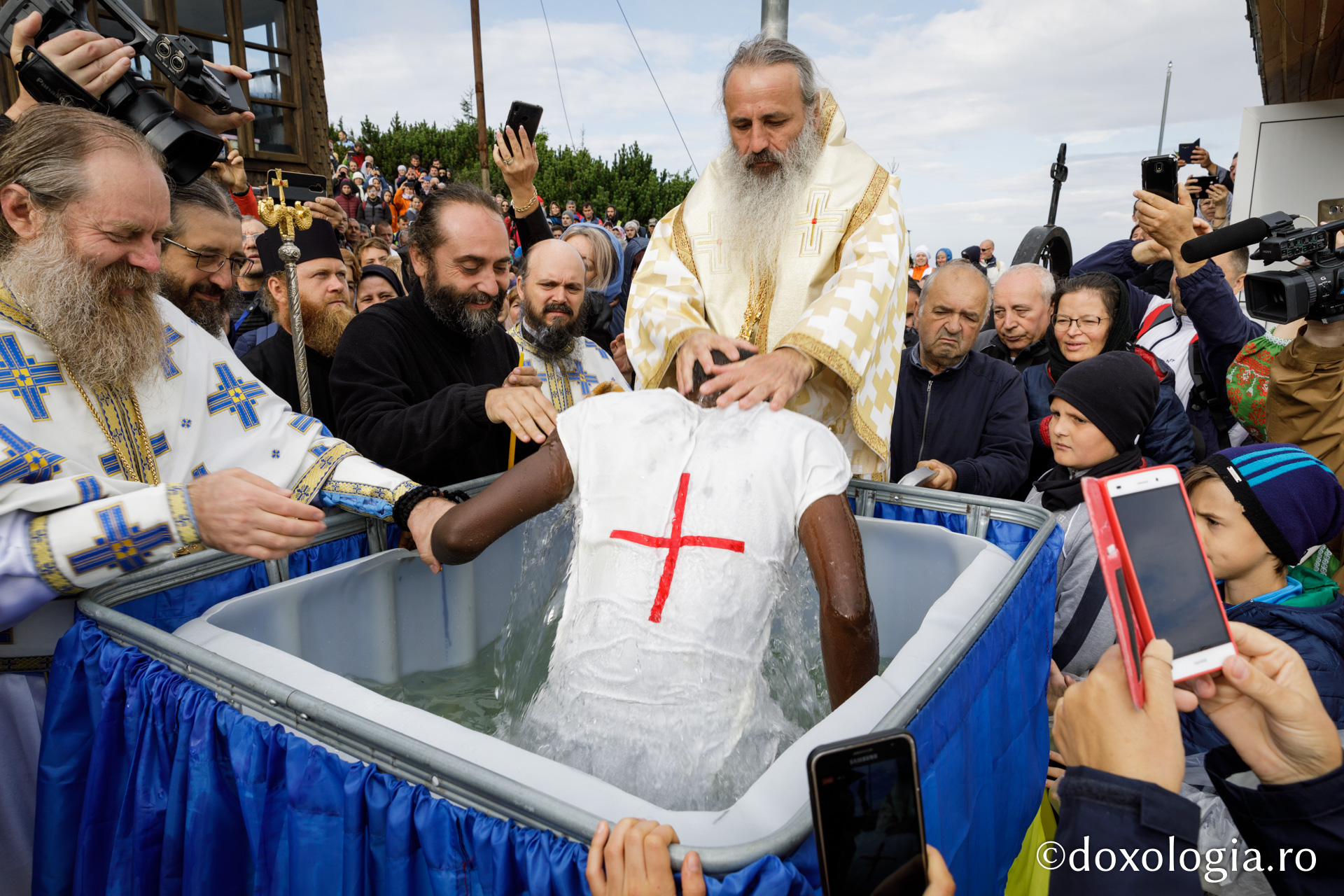 Un tânăr din Rwanda – Africa a primit Taina Botezului pe Muntele Ceahlău