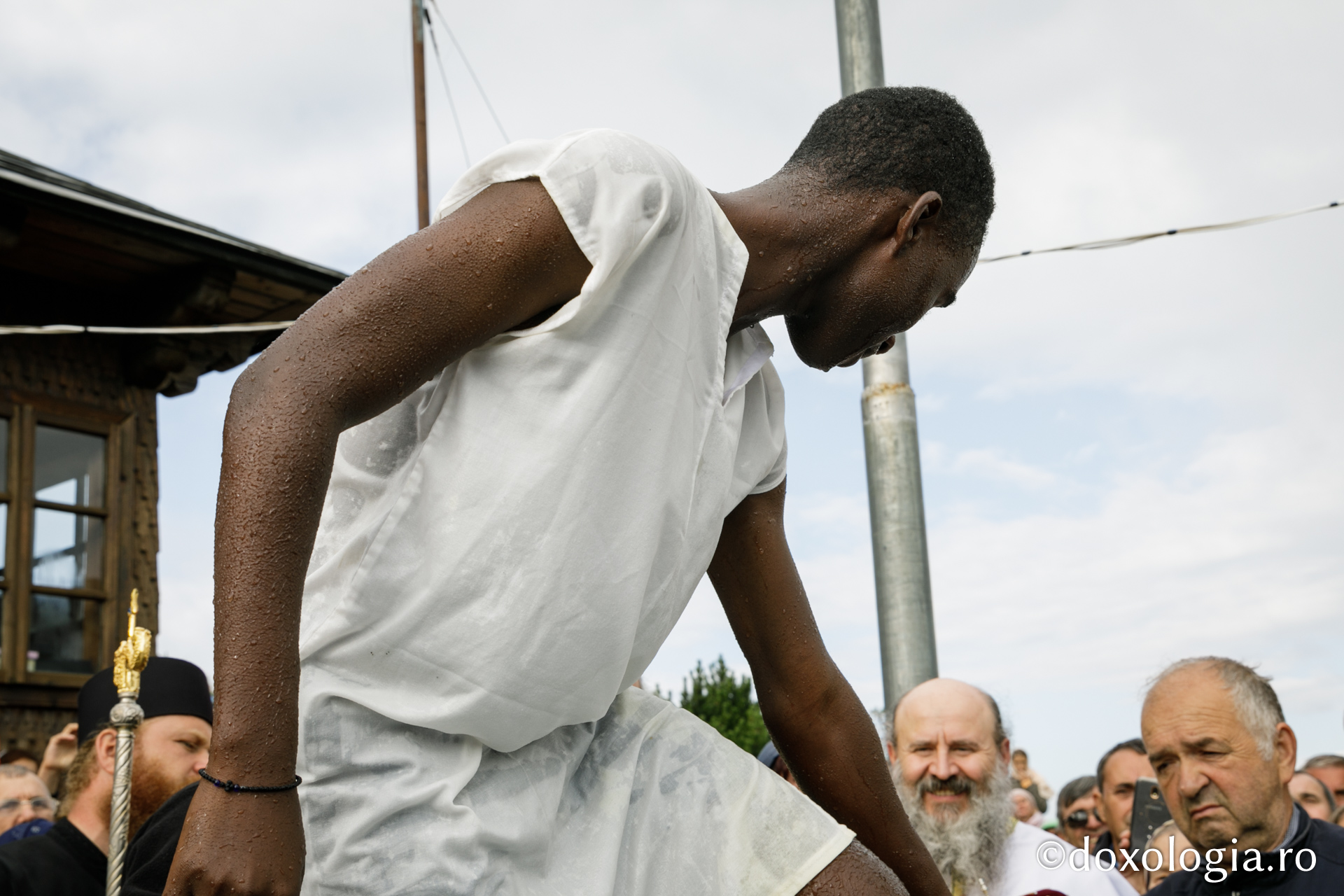 Un tânăr din Rwanda – Africa a primit Taina Botezului pe Muntele Ceahlău