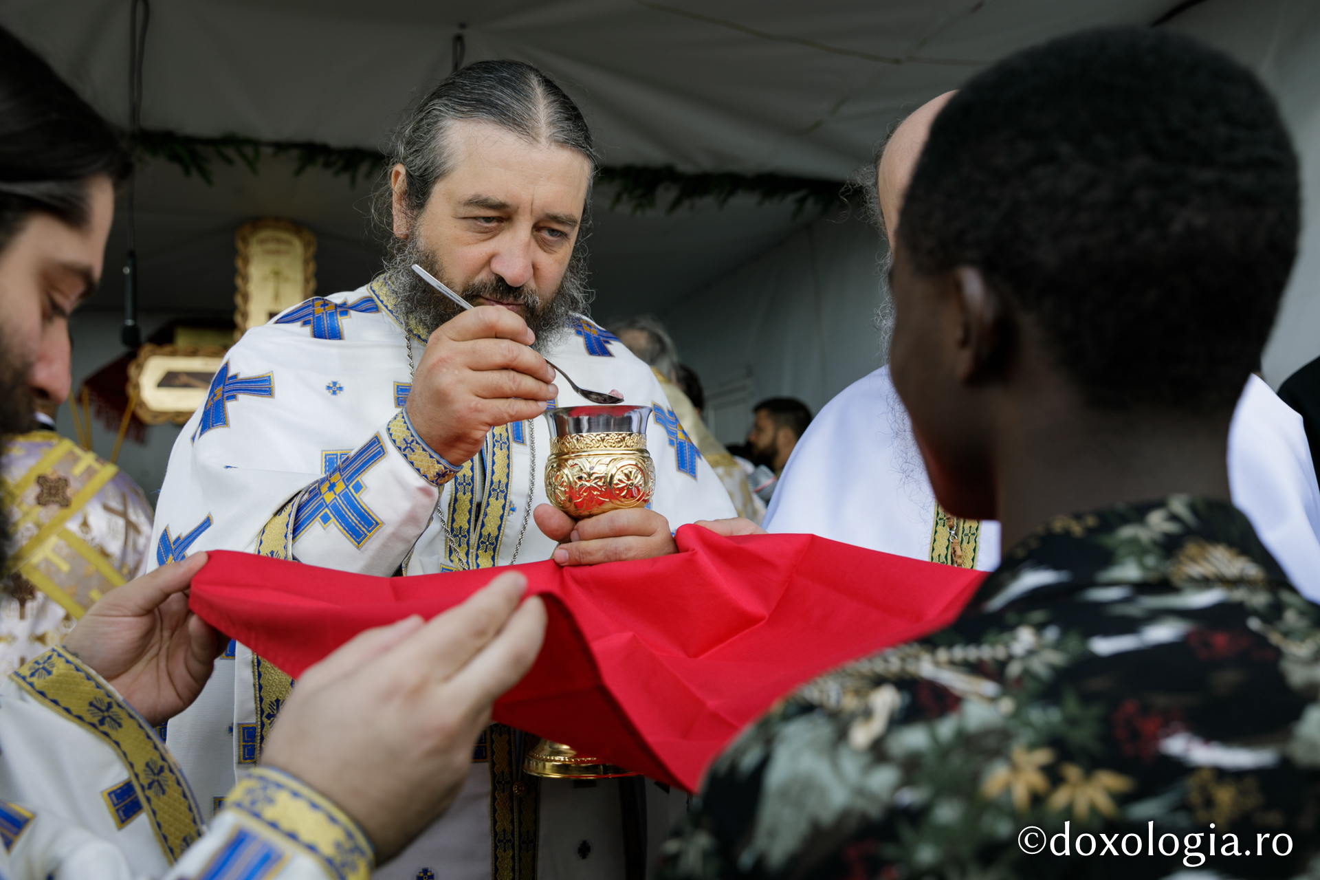 Un tânăr din Rwanda – Africa a primit Taina Botezului pe Muntele Ceahlău