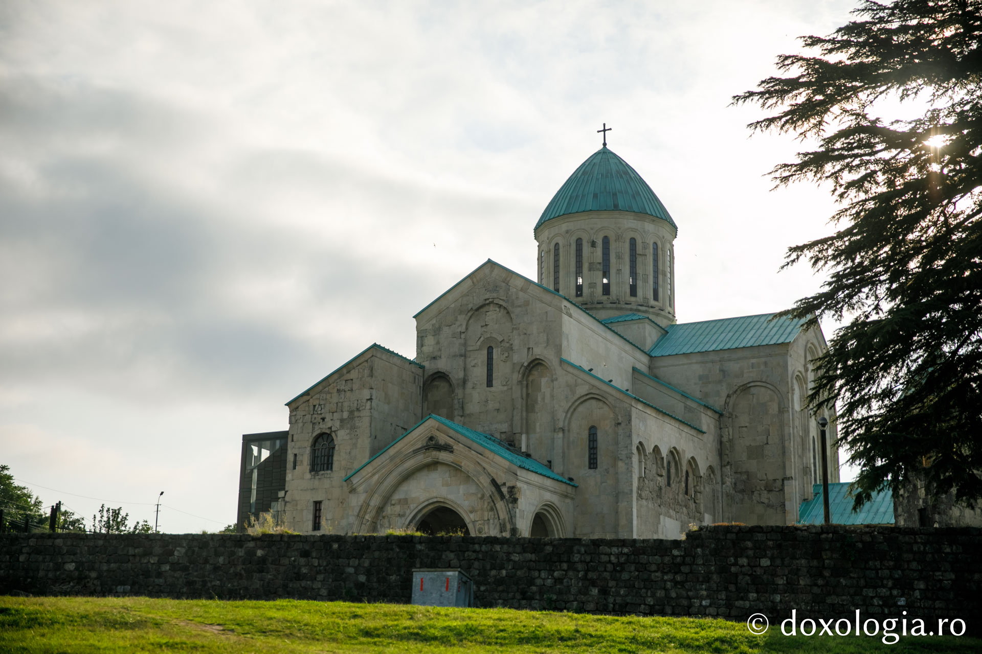 (Foto) Paşi de pelerin la Catedrala Bagrati – Kutaisi, Georgia