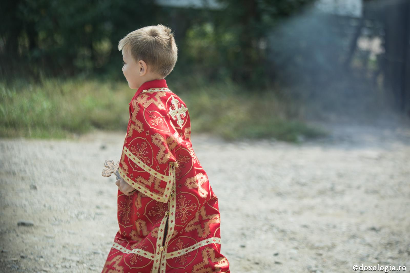 Ce-i de făcut când părinții îi interzic copilului să mai meargă la biserică?