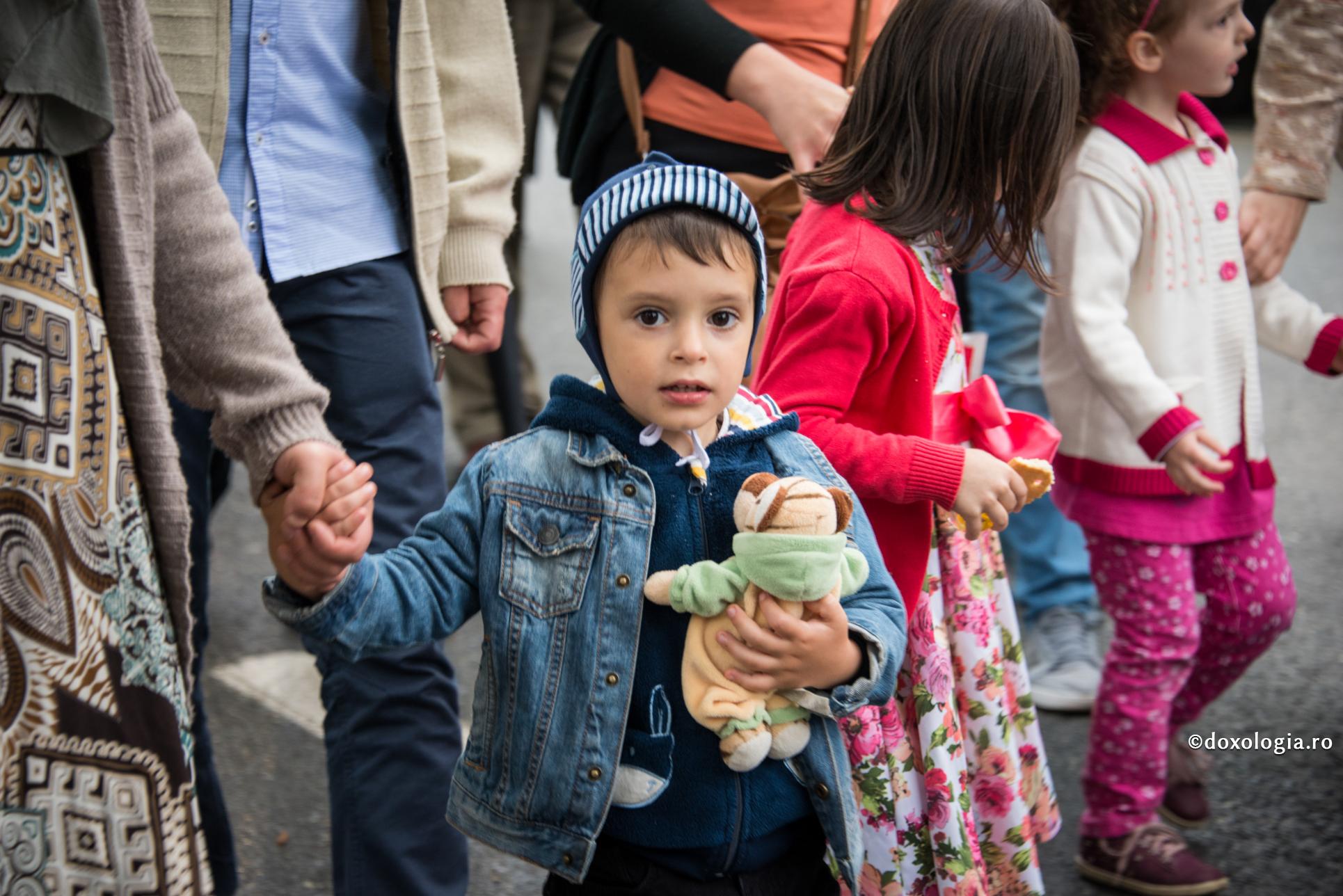 Educația copilului – echilibru între ascultare și libertate / Foto: Oana Nechifor copil cu jucăria în brațe