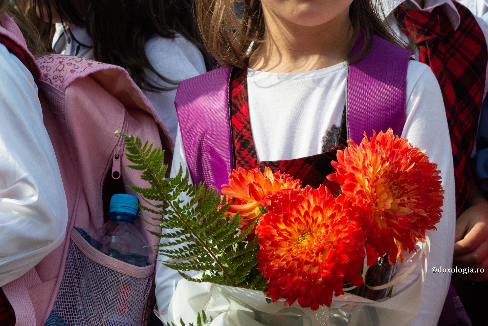 elev cu flori în mână