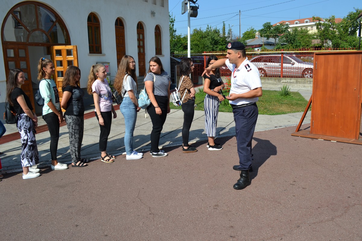 Copiii din Botoşani, învăţaţi cum să-şi salveze viaţa în caz de incendiu