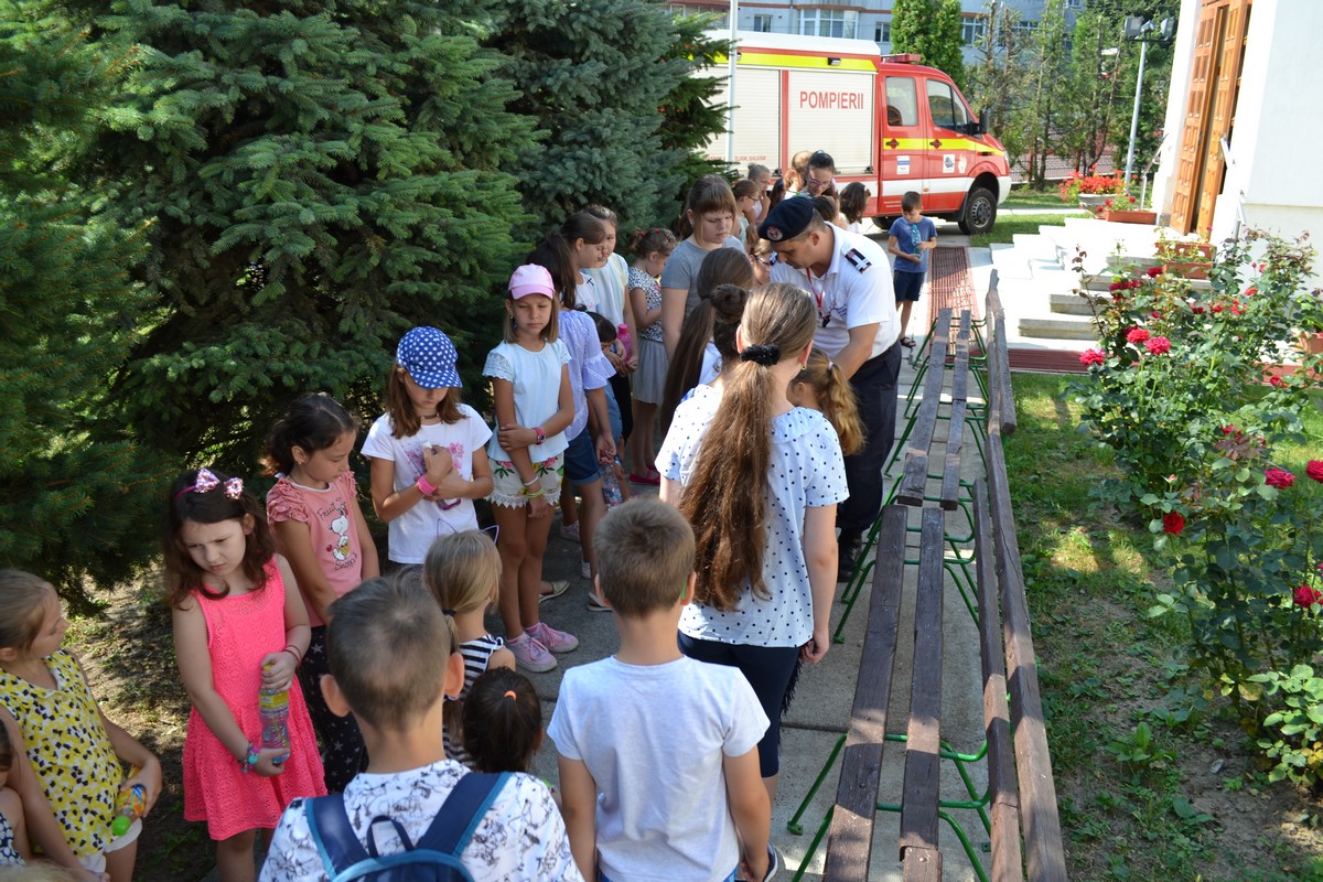 Copiii din Botoşani, învăţaţi cum să-şi salveze viaţa în caz de incendiu