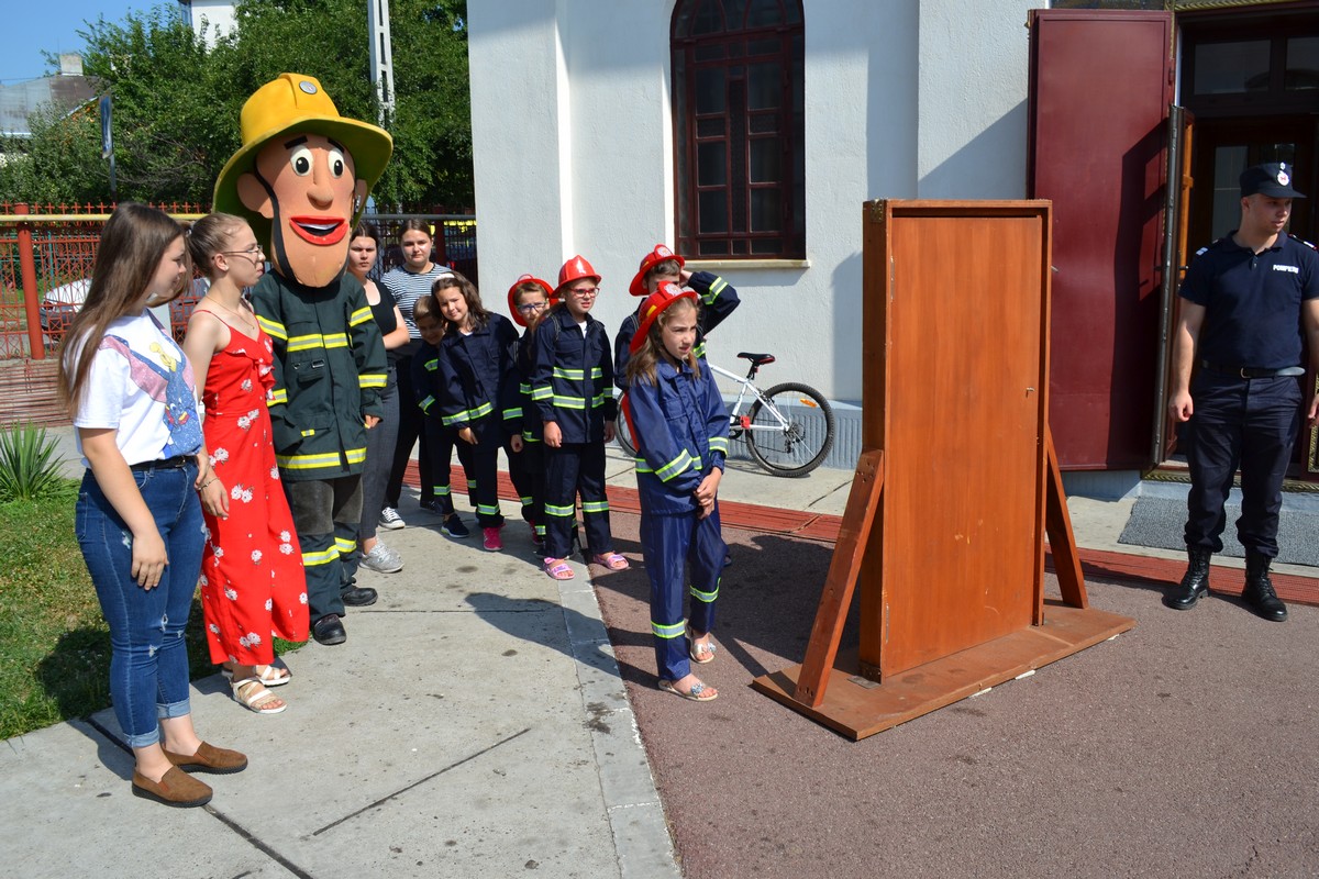Copiii din Botoşani, învăţaţi cum să-şi salveze viaţa în caz de incendiu