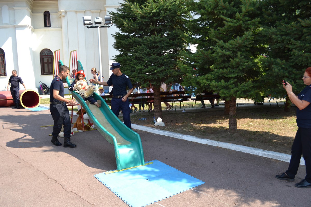 Copiii din Botoşani, învăţaţi cum să-şi salveze viaţa în caz de incendiu