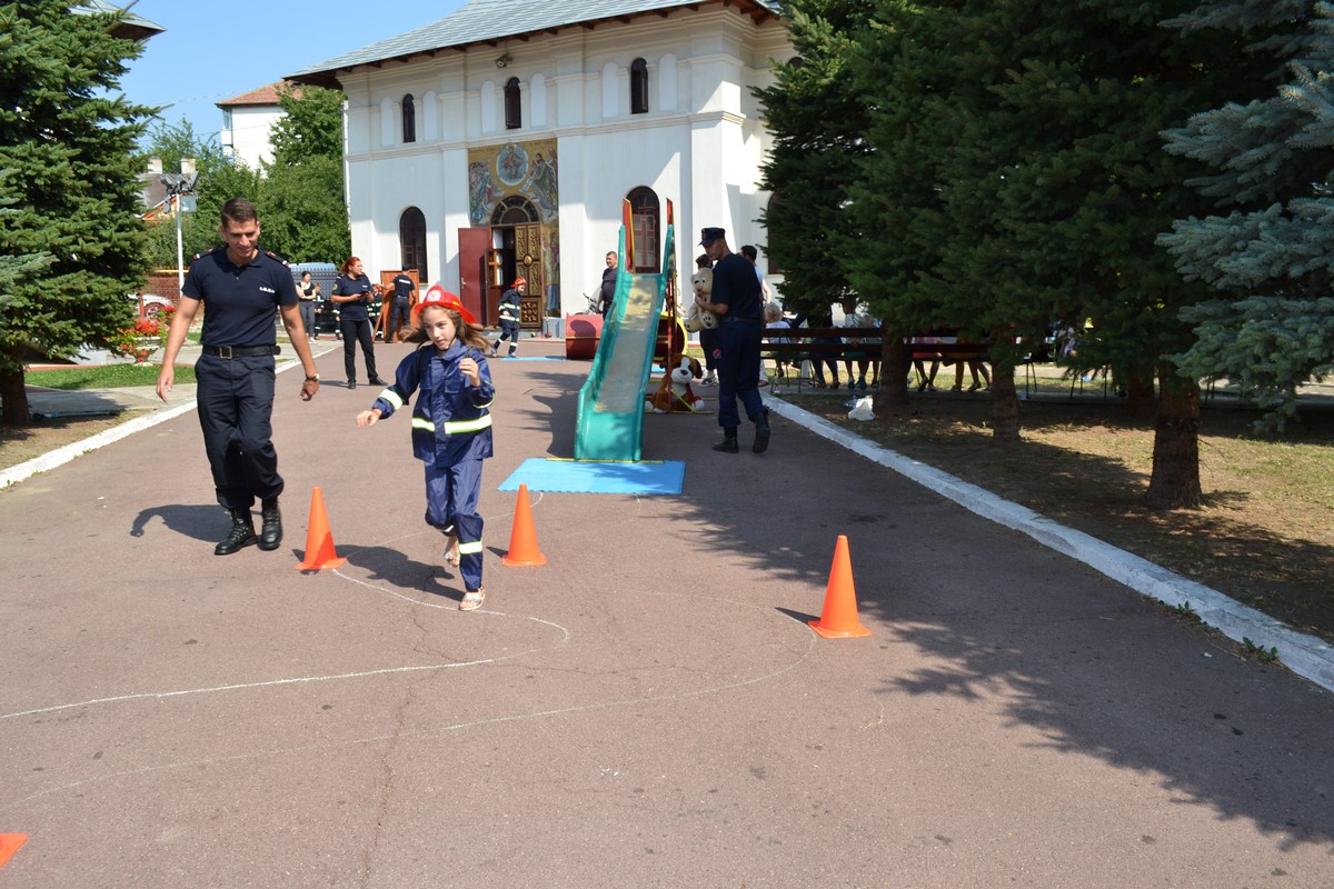 Copiii din Botoşani, învăţaţi cum să-şi salveze viaţa în caz de incendiu