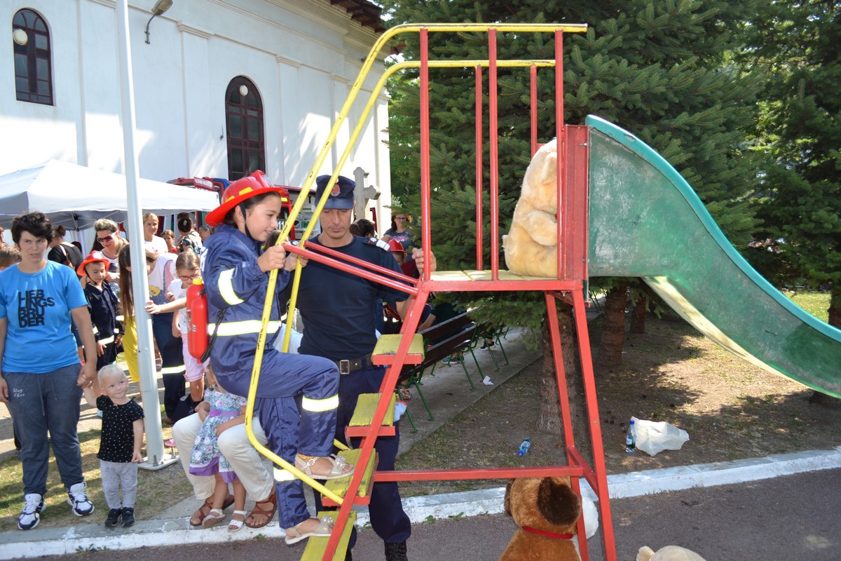 Copiii din Botoşani, învăţaţi cum să-şi salveze viaţa în caz de incendiu