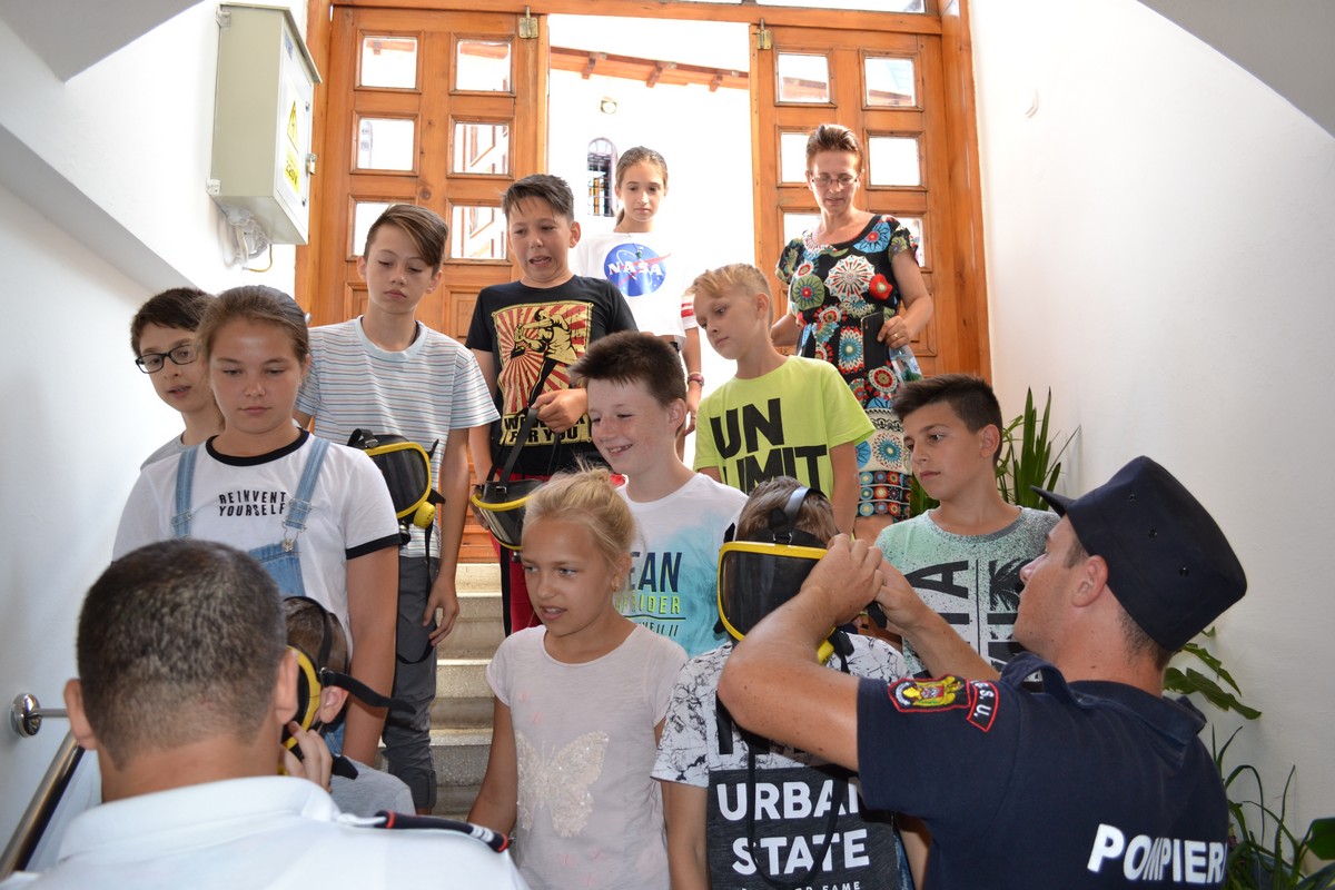 Copiii din Botoşani, învăţaţi cum să-şi salveze viaţa în caz de incendiu