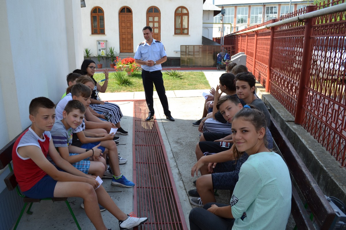 Copiii din Botoşani, învăţaţi cum să-şi salveze viaţa în caz de incendiu