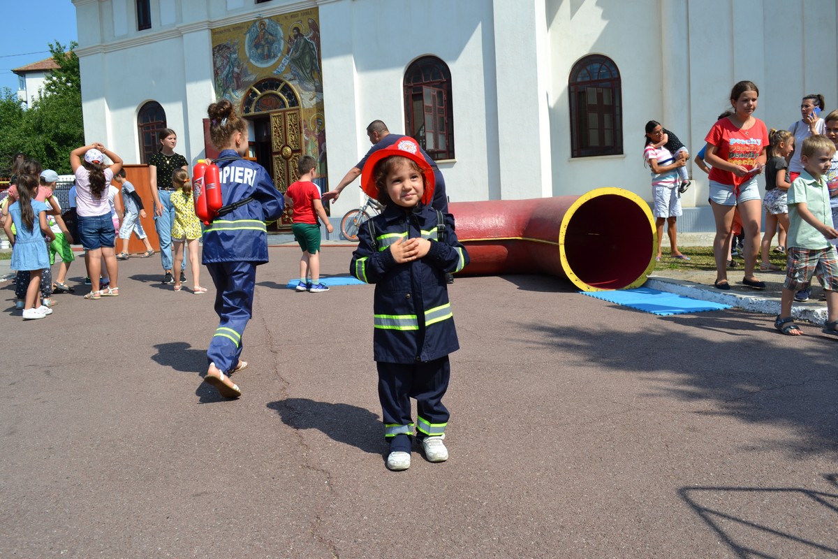 Copiii din Botoşani, învăţaţi cum să-şi salveze viaţa în caz de incendiu