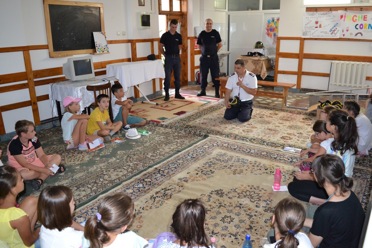 Copiii din Botoşani, învăţaţi cum să-şi salveze viaţa în caz de incendiu