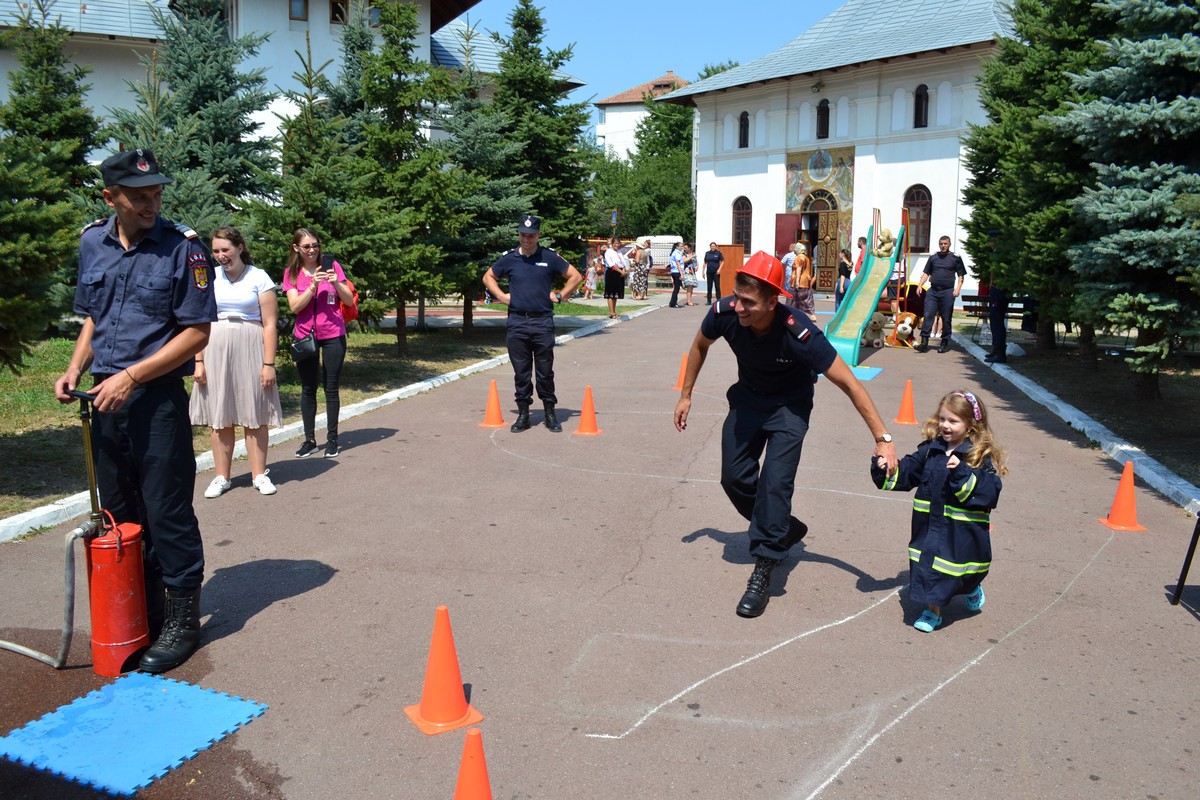 Copiii din Botoşani, învăţaţi cum să-şi salveze viaţa în caz de incendiu