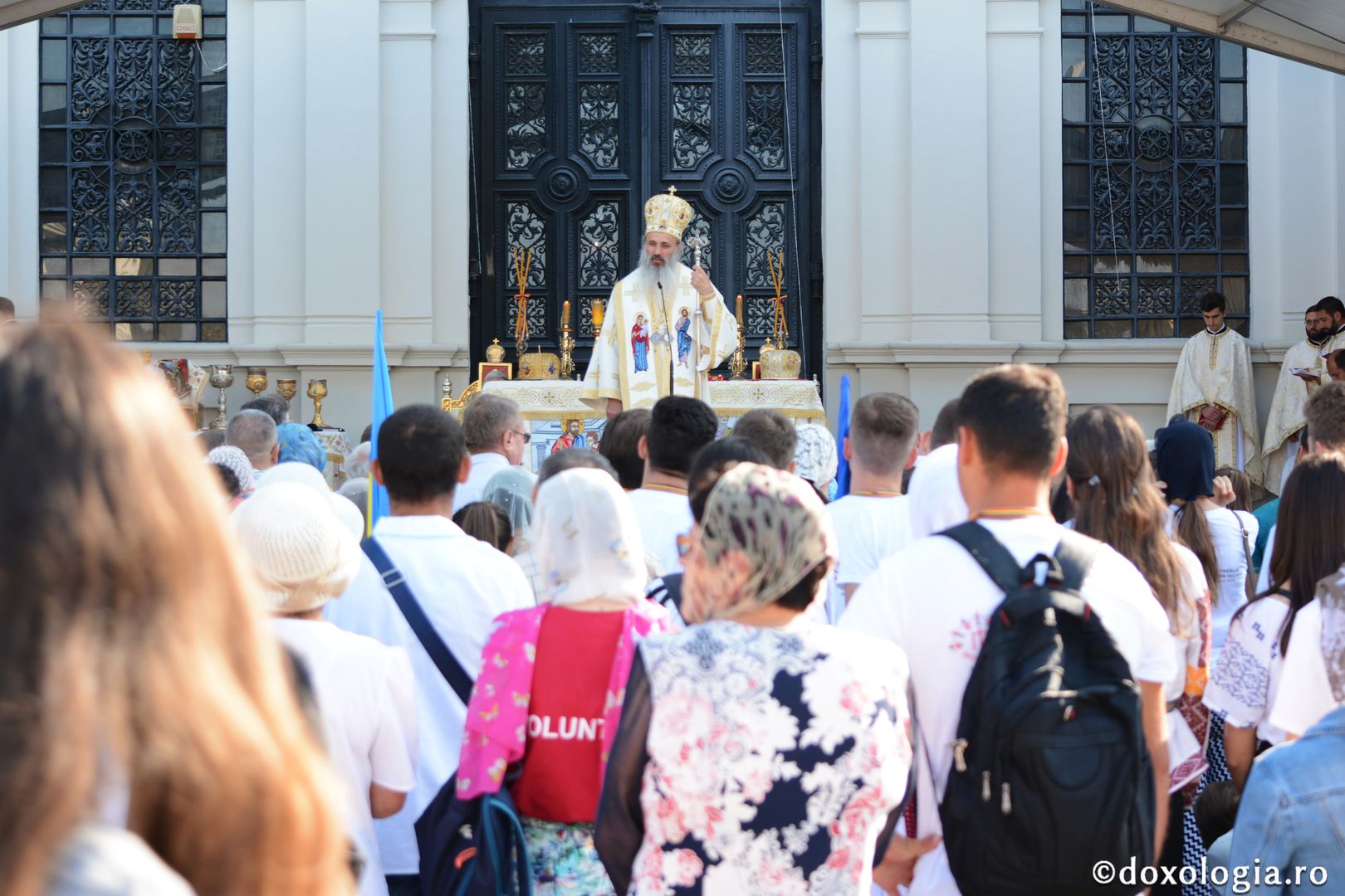 (Foto) Întâlnirea Tinerilor Ortodocși din Moldova – ziua a III-a: Sfânta Liturghie la Catedrala Mitropolitană din Iași