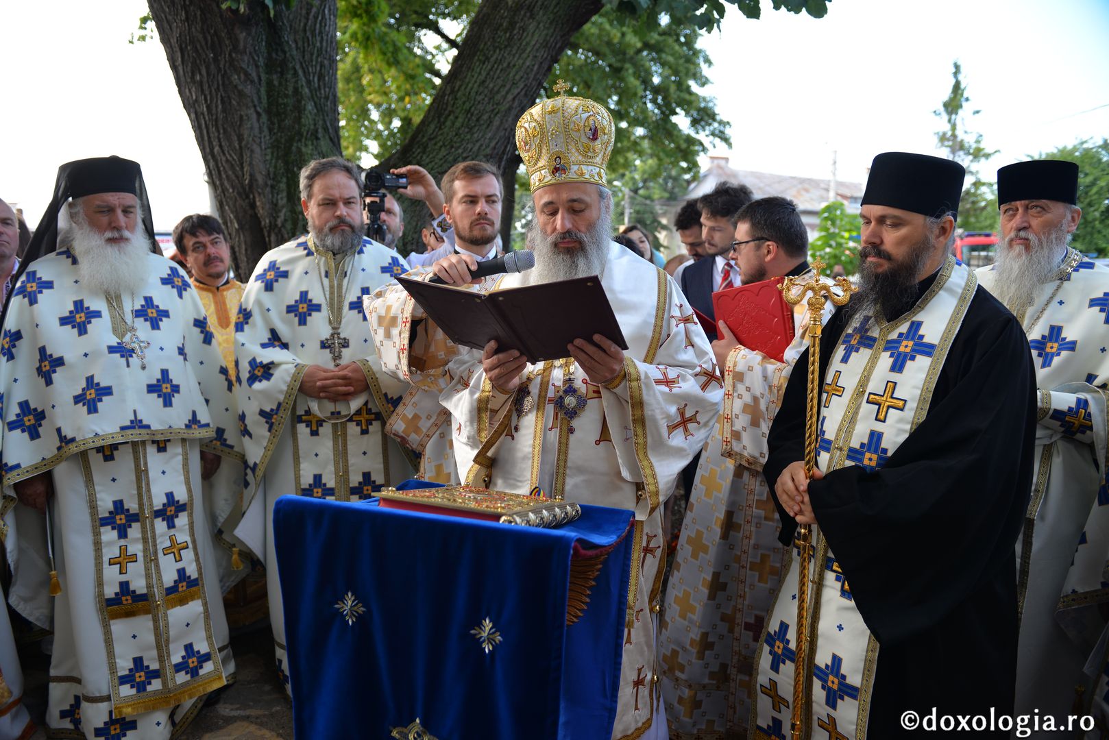 foto: Bogdan Bulgariu Biserica „Sfântul Ierarh Nicolae” din municipiul Botoșani a primit veșmântul resfințirii