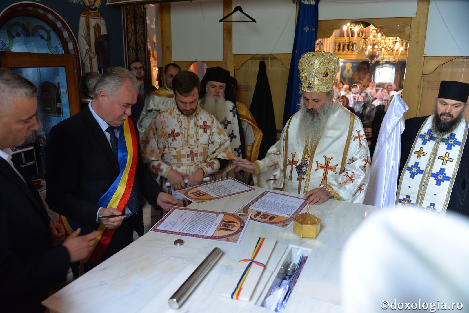 foto: Bogdan Bulgariu Biserica „Sfântul Ierarh Nicolae” din municipiul Botoșani a primit veșmântul resfințirii