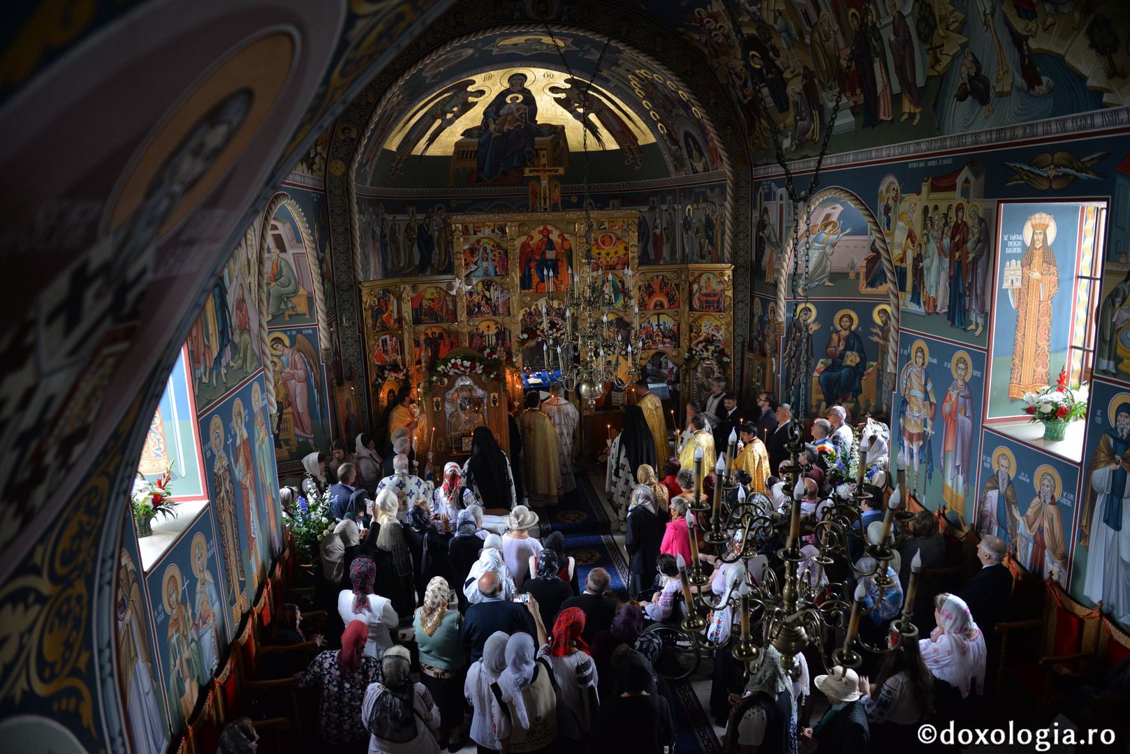 foto: Bogdan Bulgariu Biserica „Sfântul Ierarh Nicolae” din municipiul Botoșani a primit veșmântul resfințirii