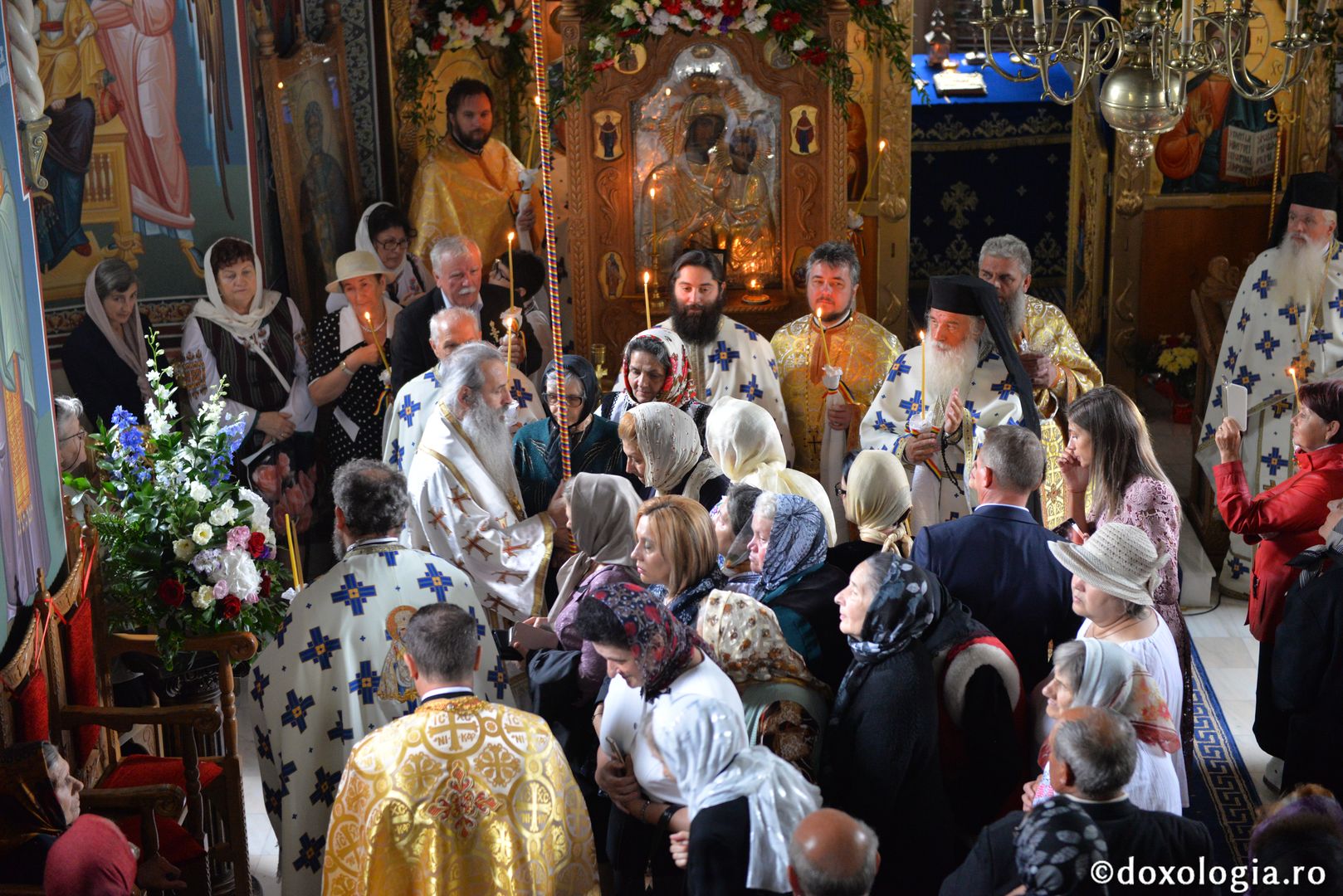 foto: Bogdan Bulgariu Biserica „Sfântul Ierarh Nicolae” din municipiul Botoșani a primit veșmântul resfințirii