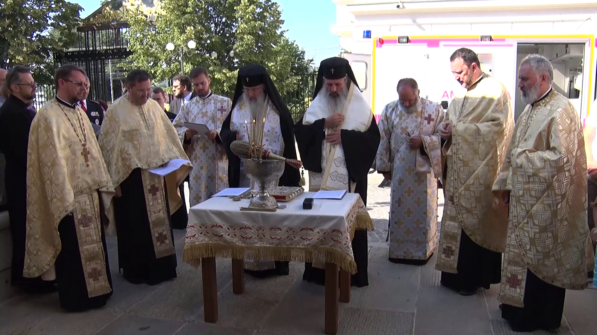 (Video) Două ambulanțe pentru Fundația Providența