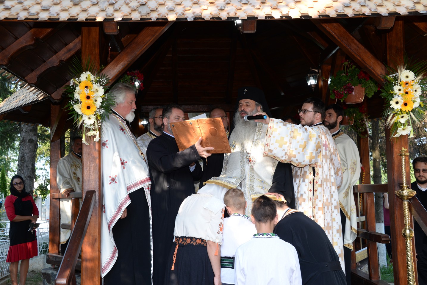 IPS Mitropolit Teofan a sfințit altarul de vară al Parohiei Poienița: a fost prima vizită a ierarhului în această localitate